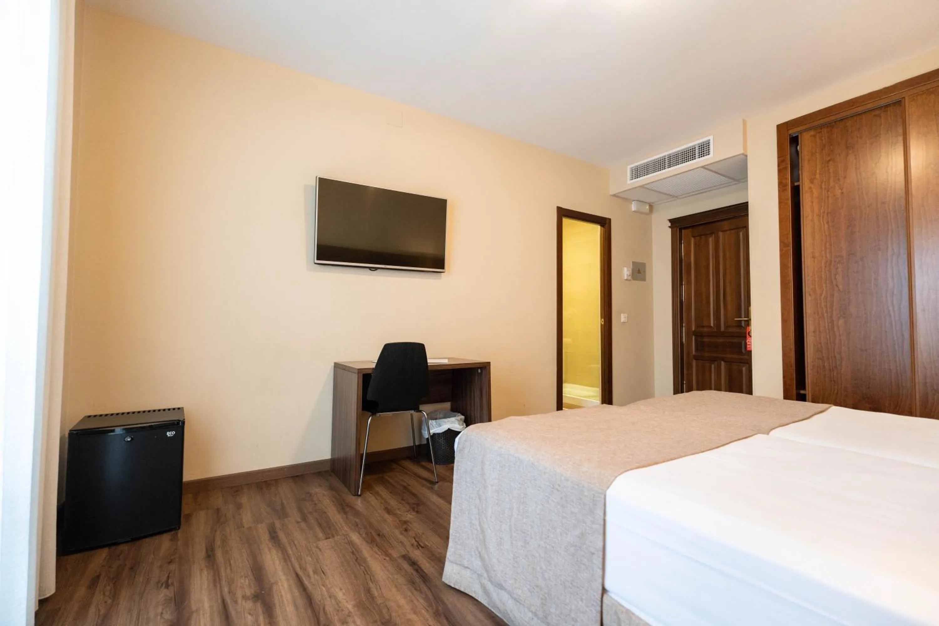 Photo of the whole room, Bed in DWO Finca Los Abetos