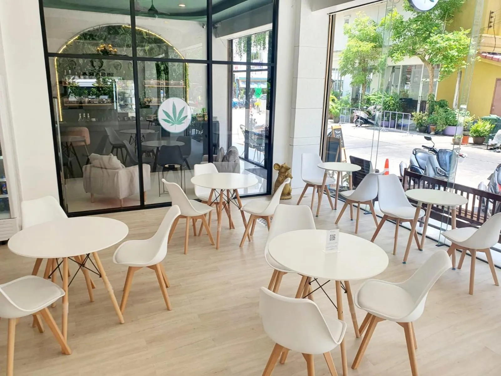 Restaurant/places to eat in Issara Patong Beach