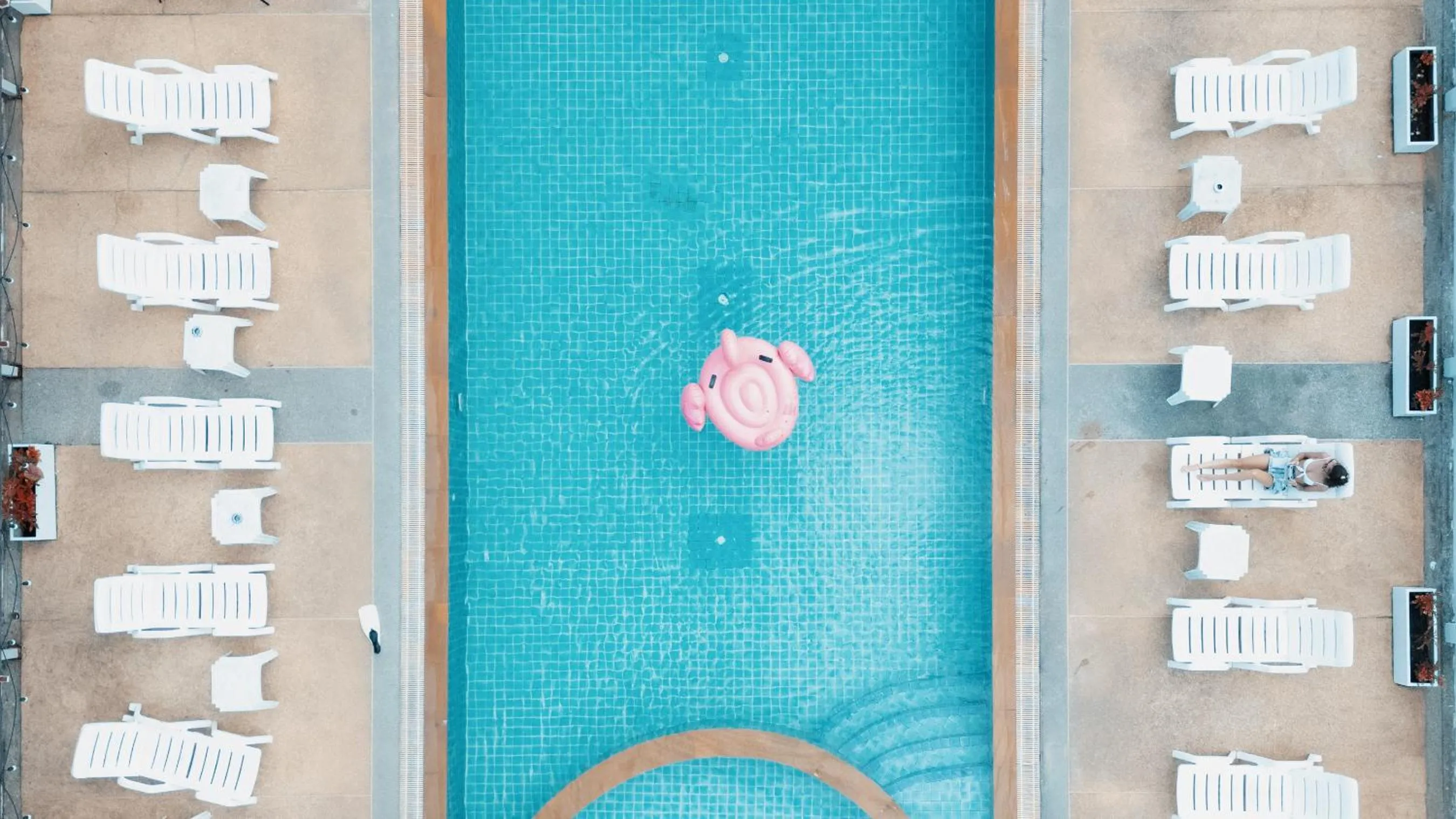 Swimming pool in Issara Patong Beach