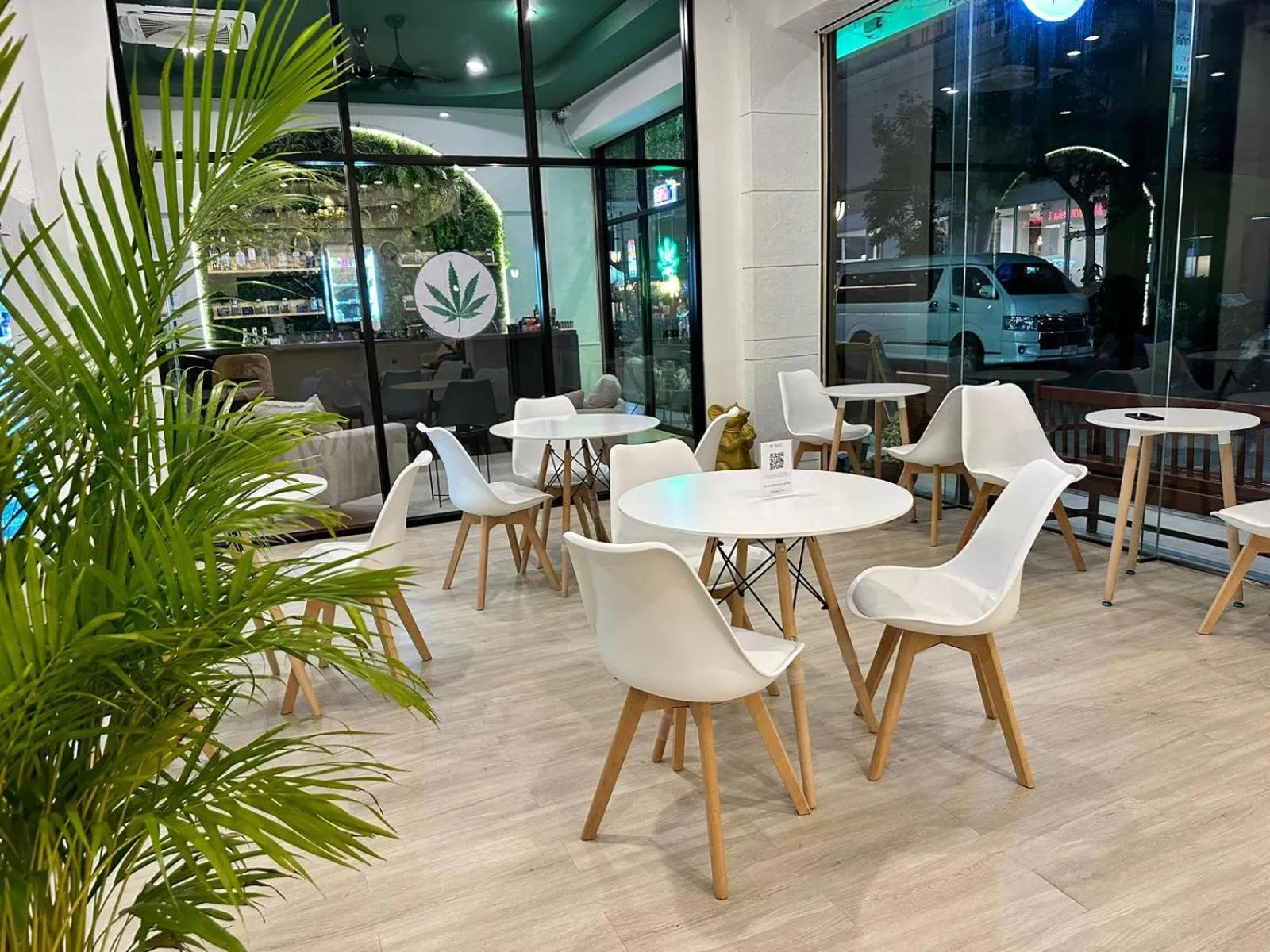 Restaurant/places to eat in Issara Patong Beach