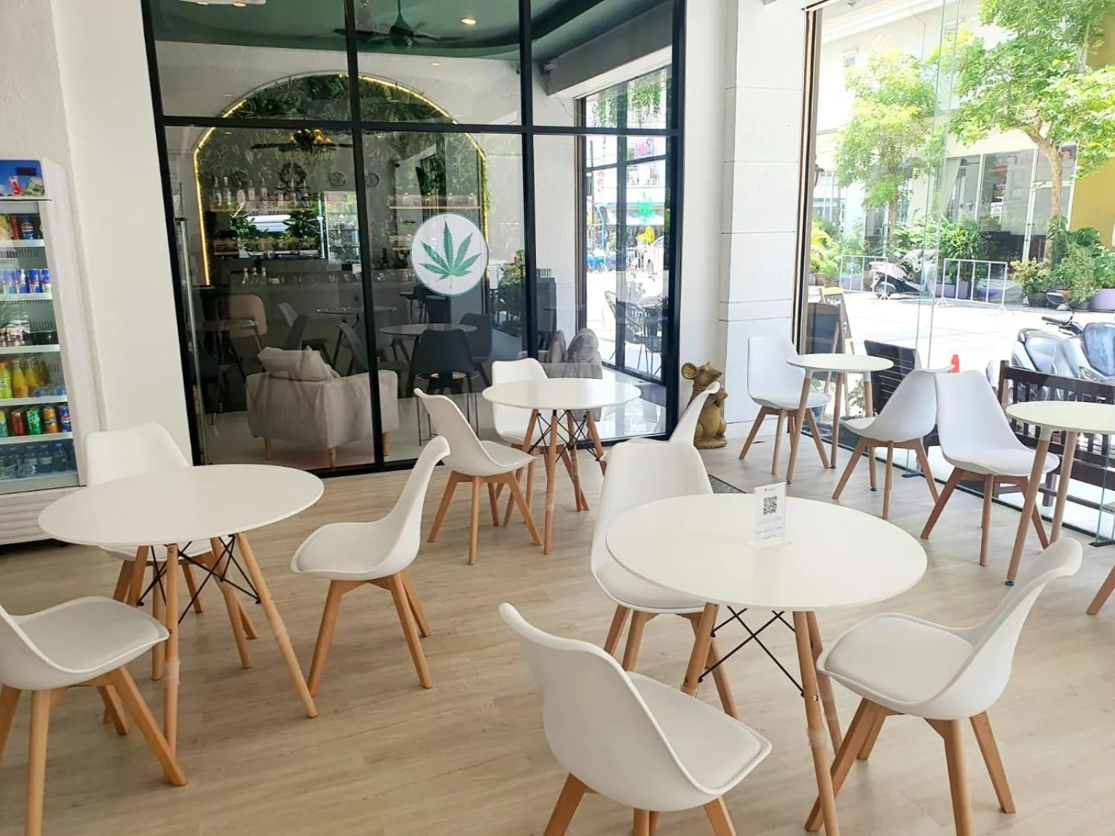 Restaurant/places to eat in Issara Patong Beach