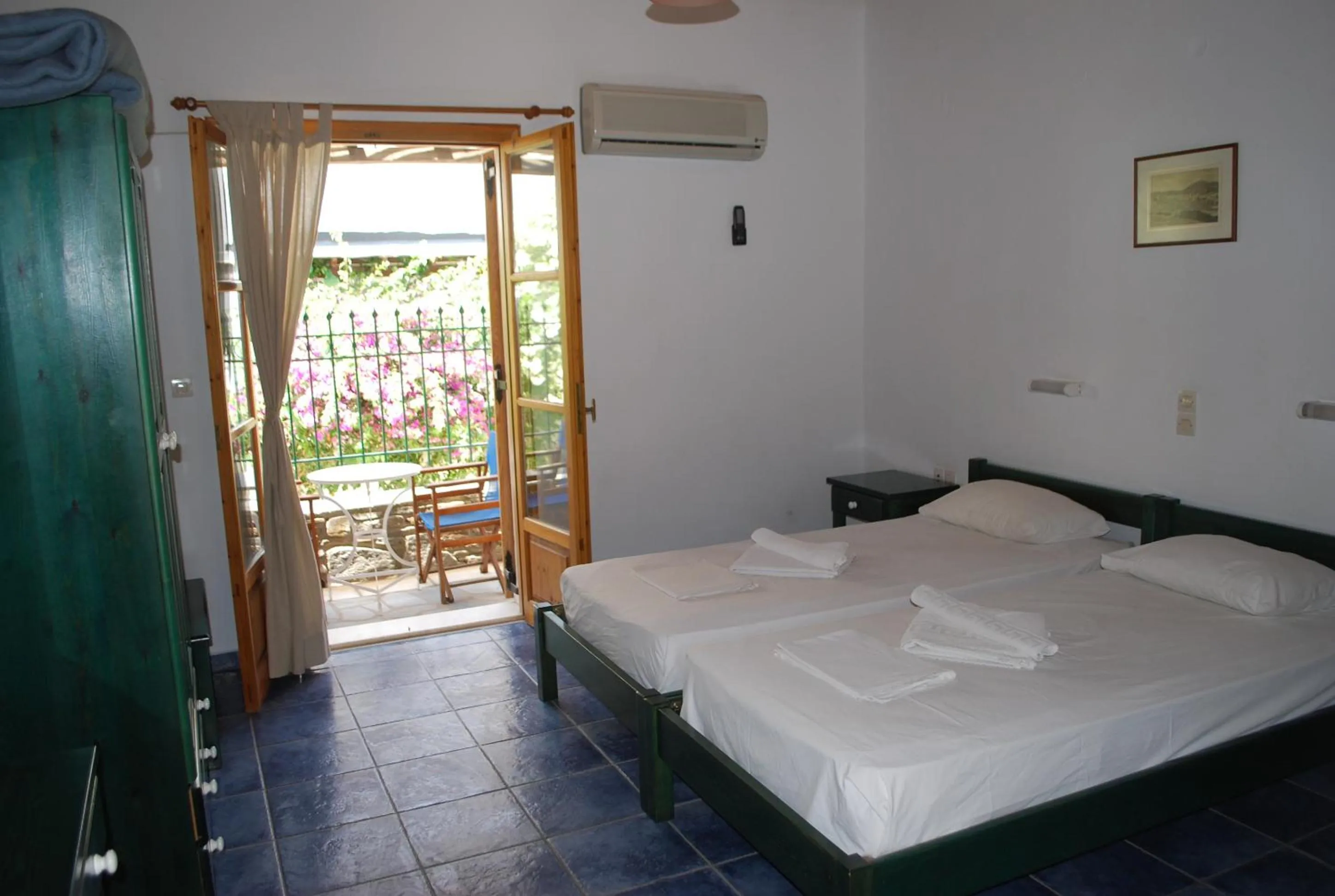 Bed in Siroco's Rooms And Studios