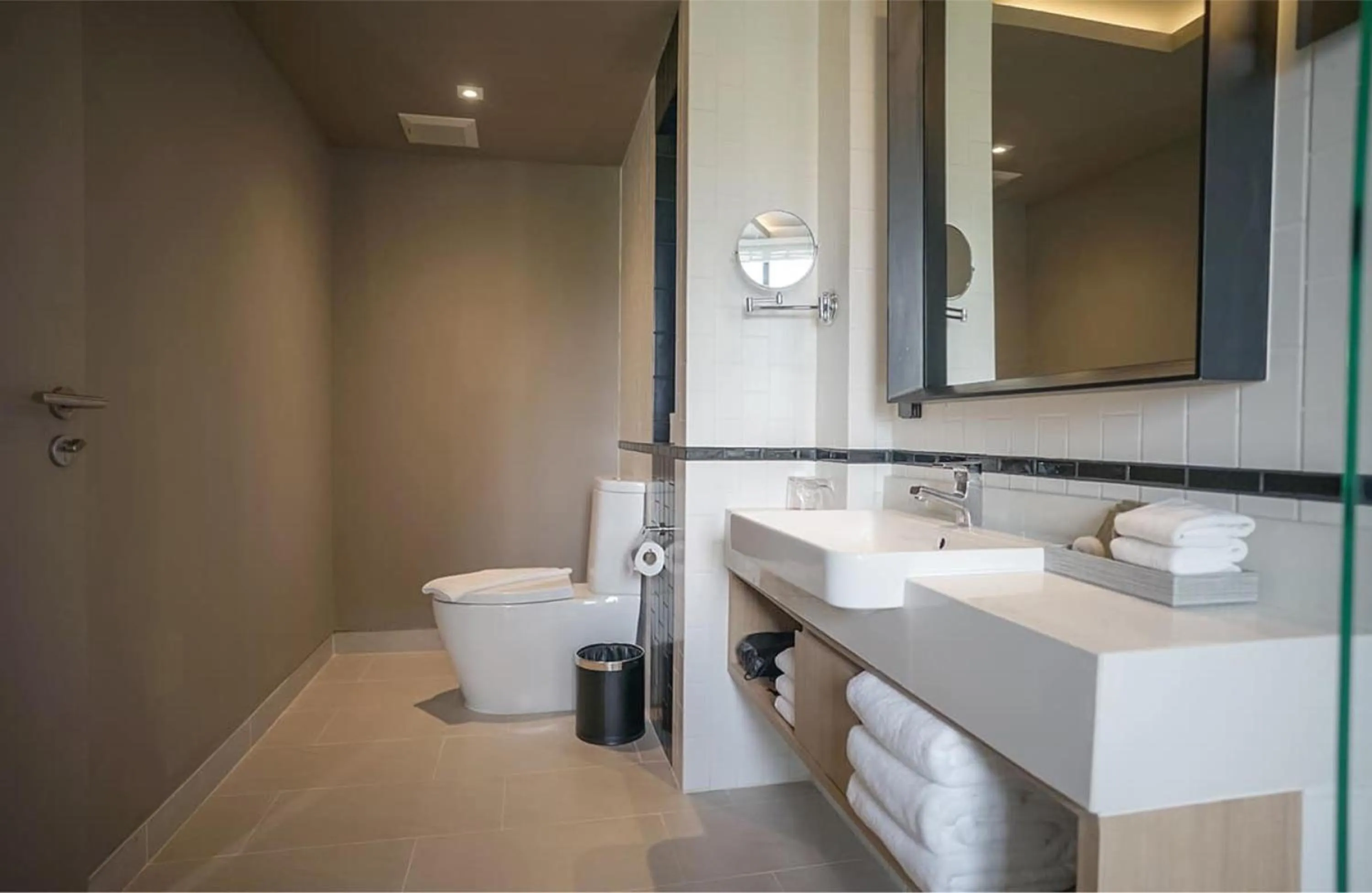 Toilet in Brique Suite