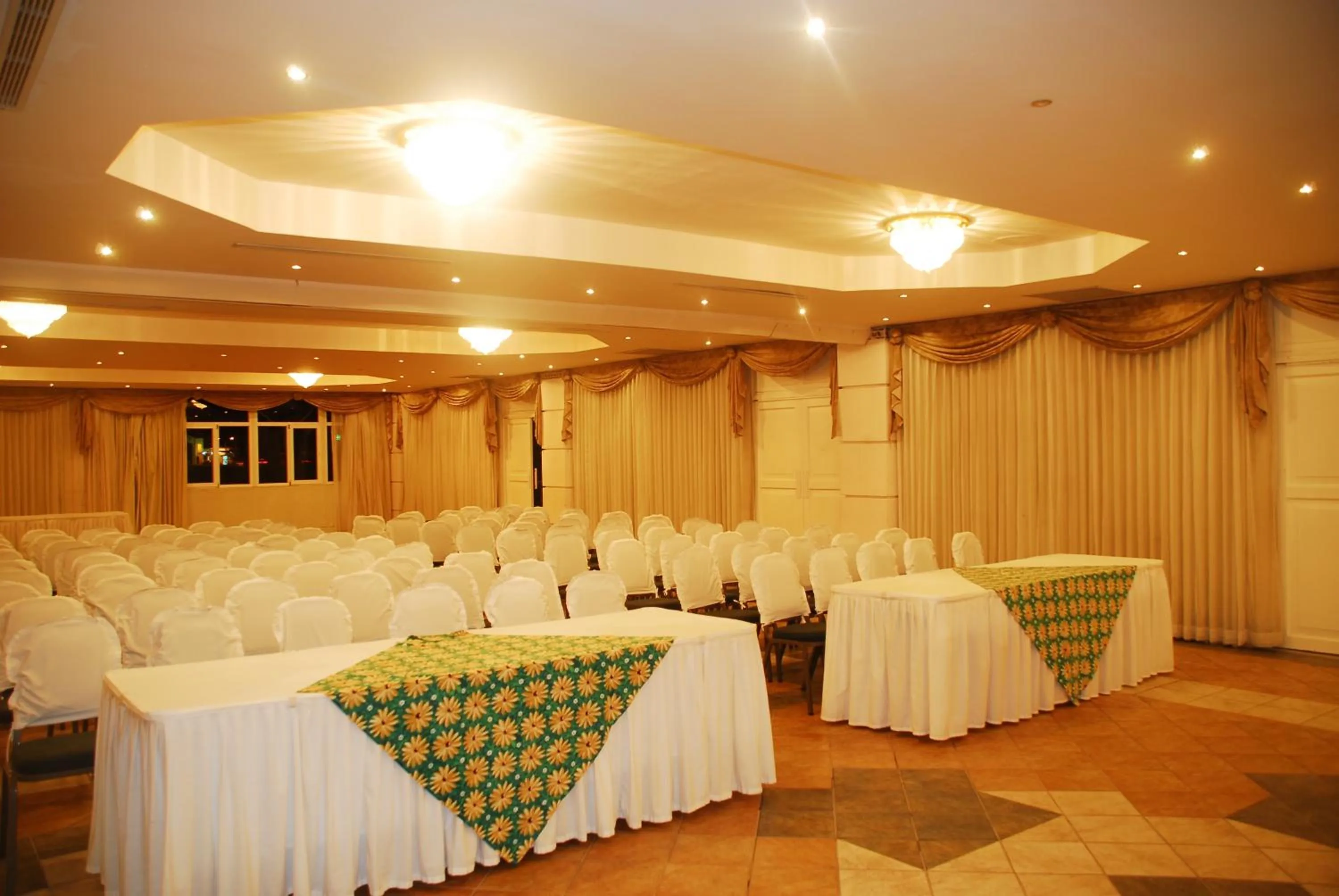 Business facilities in Peten Esplendido