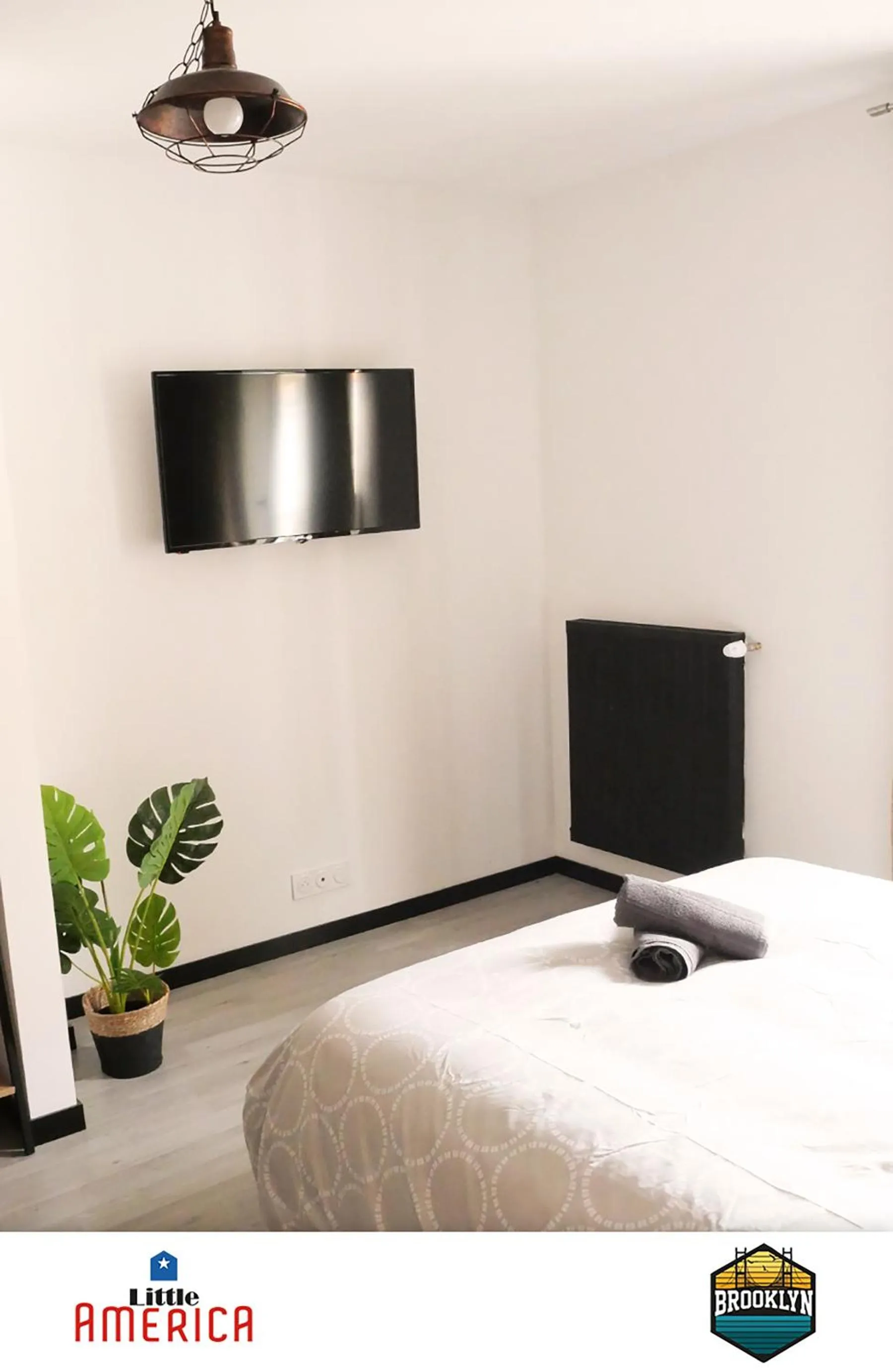 TV and multimedia, Bed in Little America - Appart Hôtel 3km Futuroscope