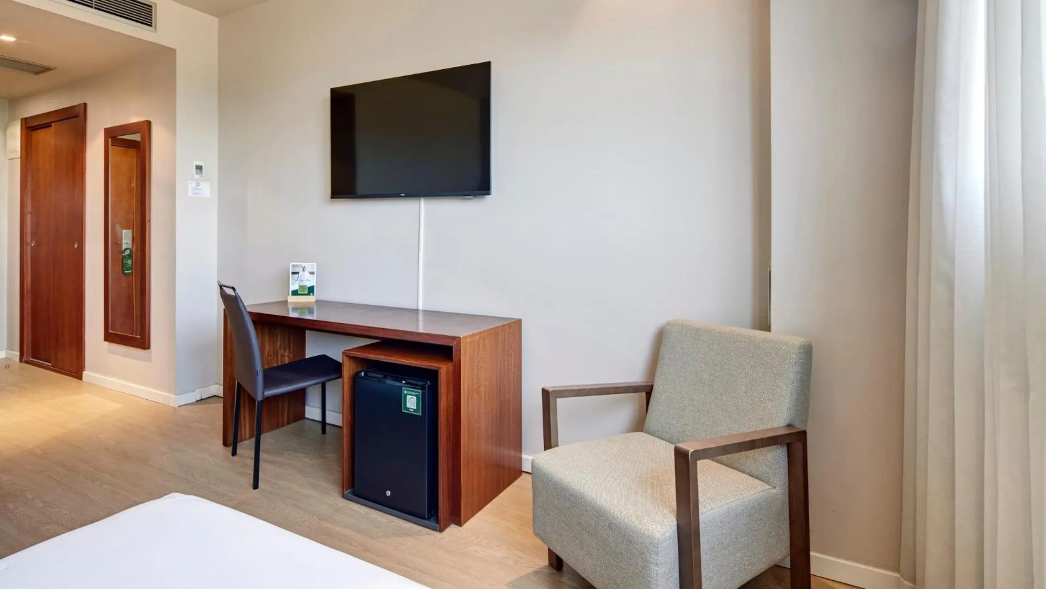 Photo of the whole room, Bed in Sercotel Ciutat de Montcada