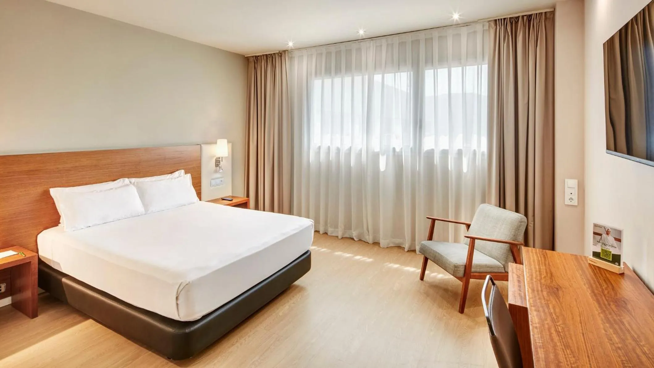 Photo of the whole room, Bed in Sercotel Ciutat de Montcada
