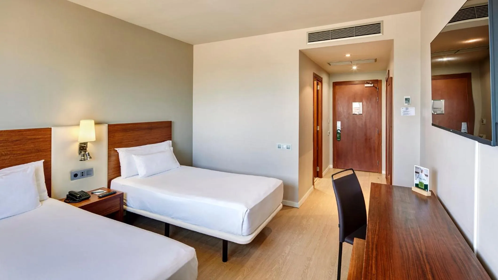 Photo of the whole room, Bed in Sercotel Ciutat de Montcada