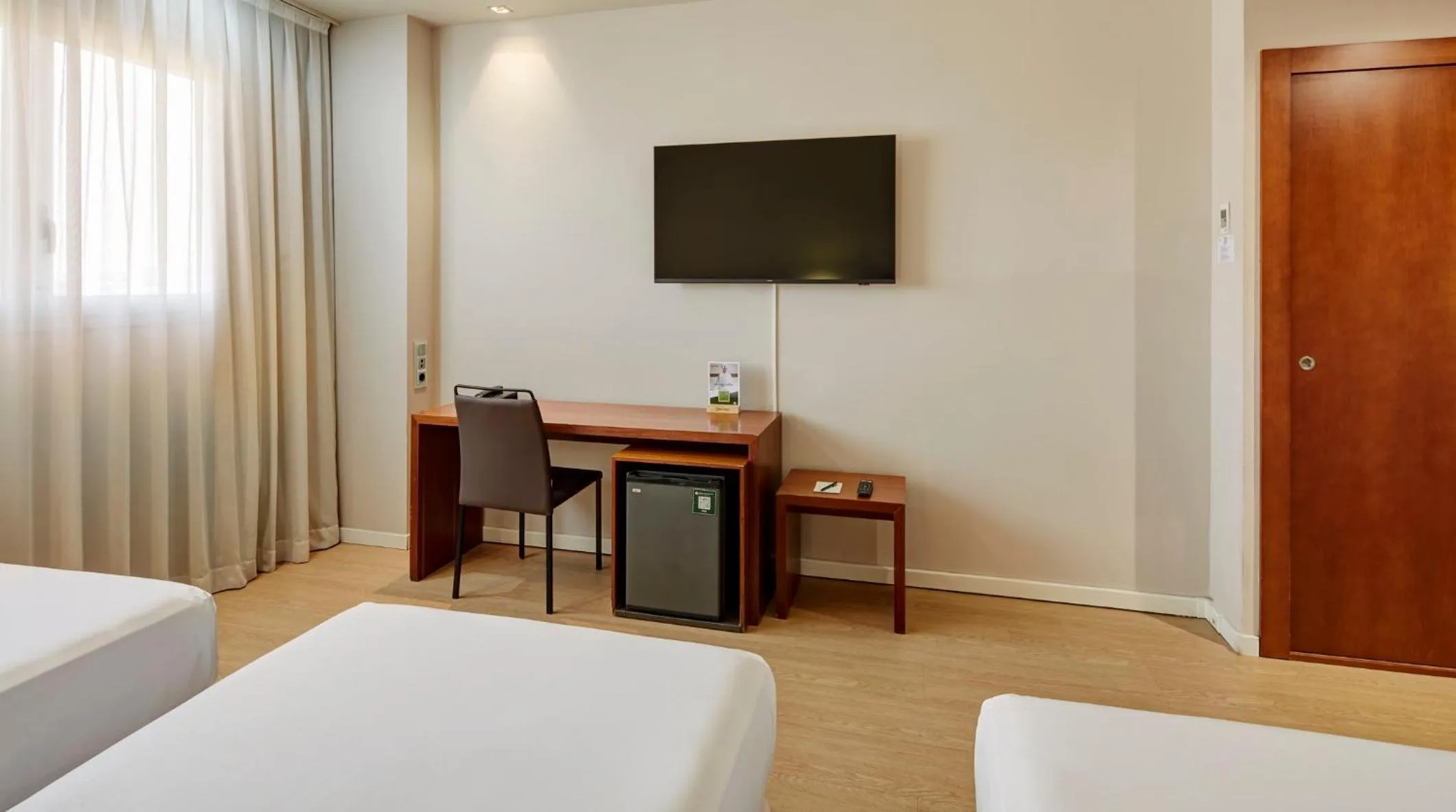 Photo of the whole room, Bed in Sercotel Ciutat de Montcada