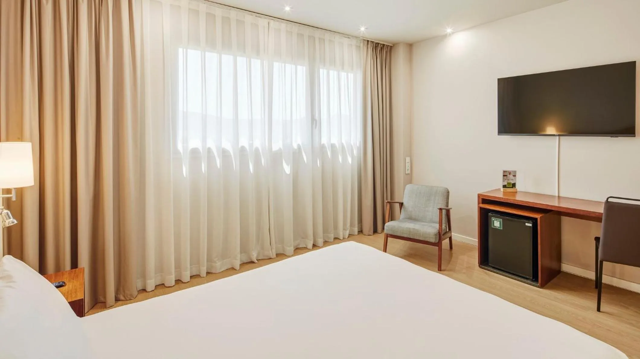 Photo of the whole room, Bed in Sercotel Ciutat de Montcada