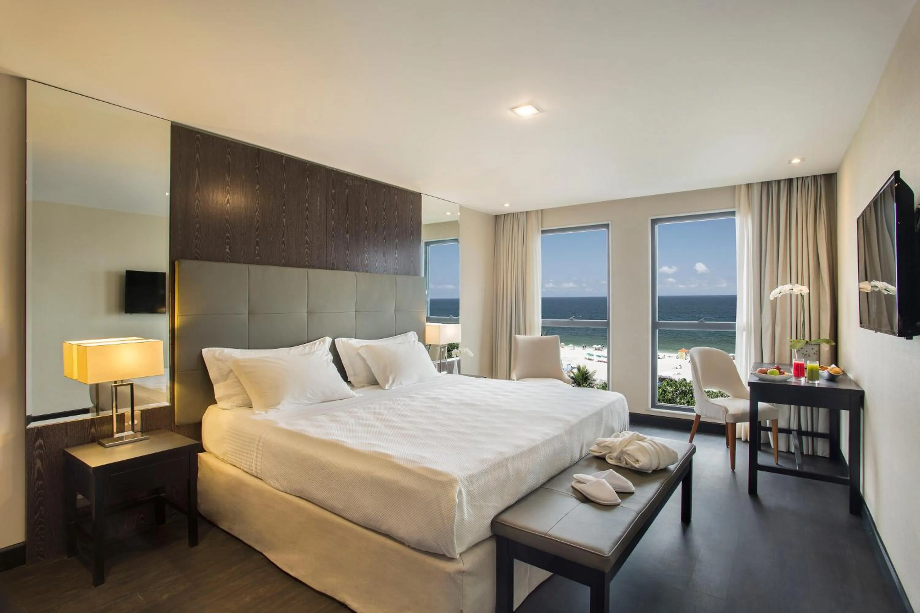 Photo of the whole room, Bed in Windsor California Copacabana