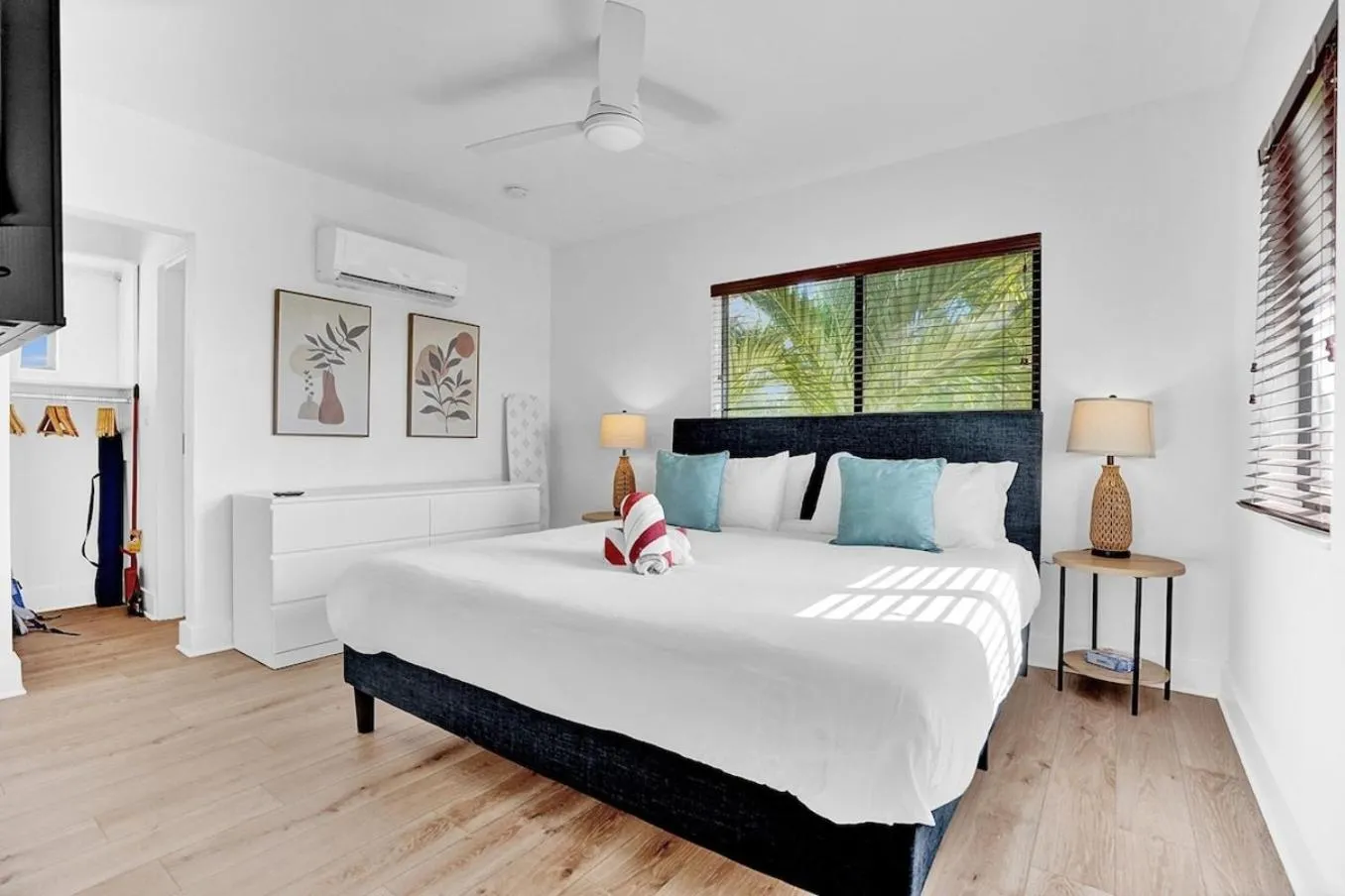 Bed in Waves On Walnut - Beach Access