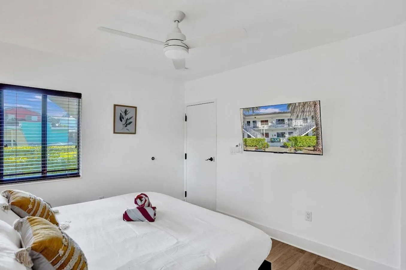 Bed in Waves On Walnut - Beach Access