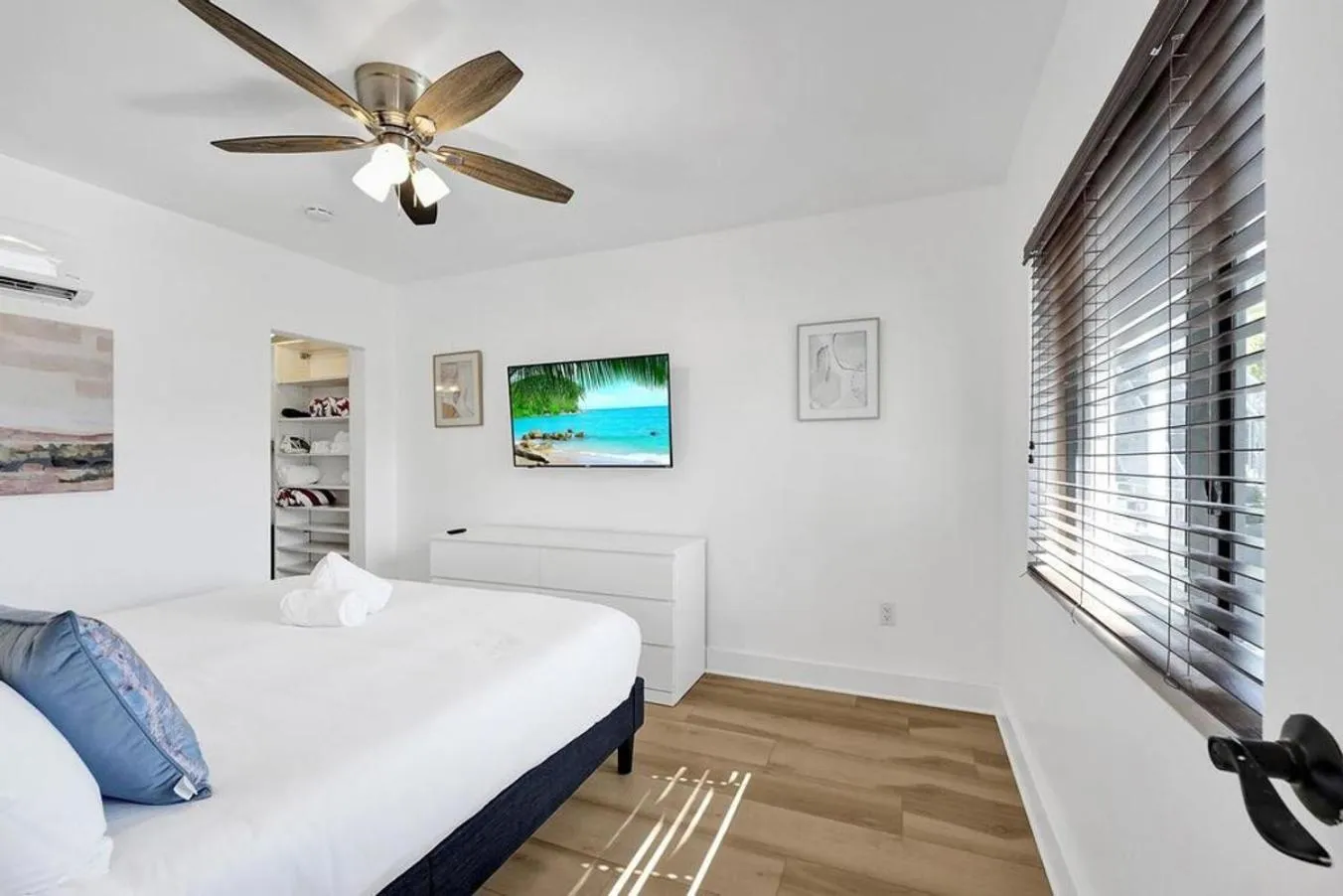 Bed in Waves On Walnut - Beach Access