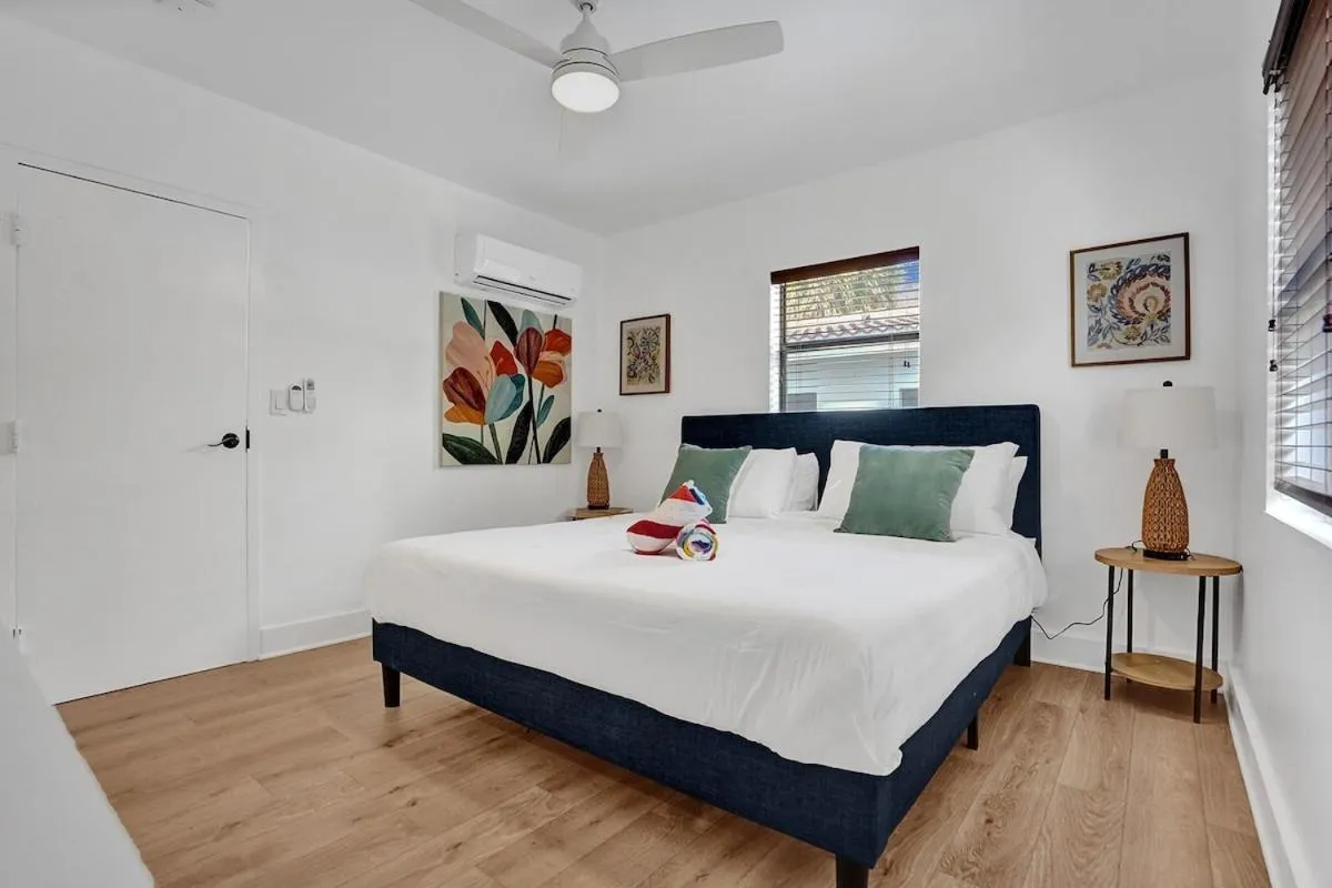 Bed in Waves On Walnut - Beach Access