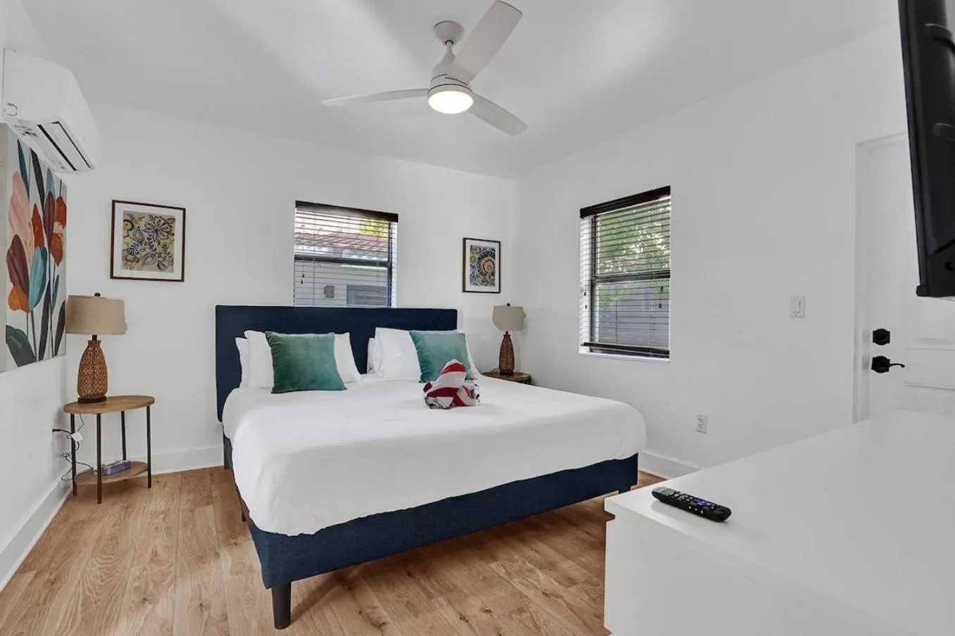 Bed in Waves On Walnut - Beach Access