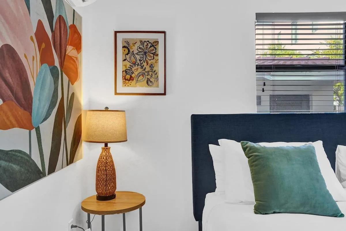 Bed in Waves On Walnut - Beach Access