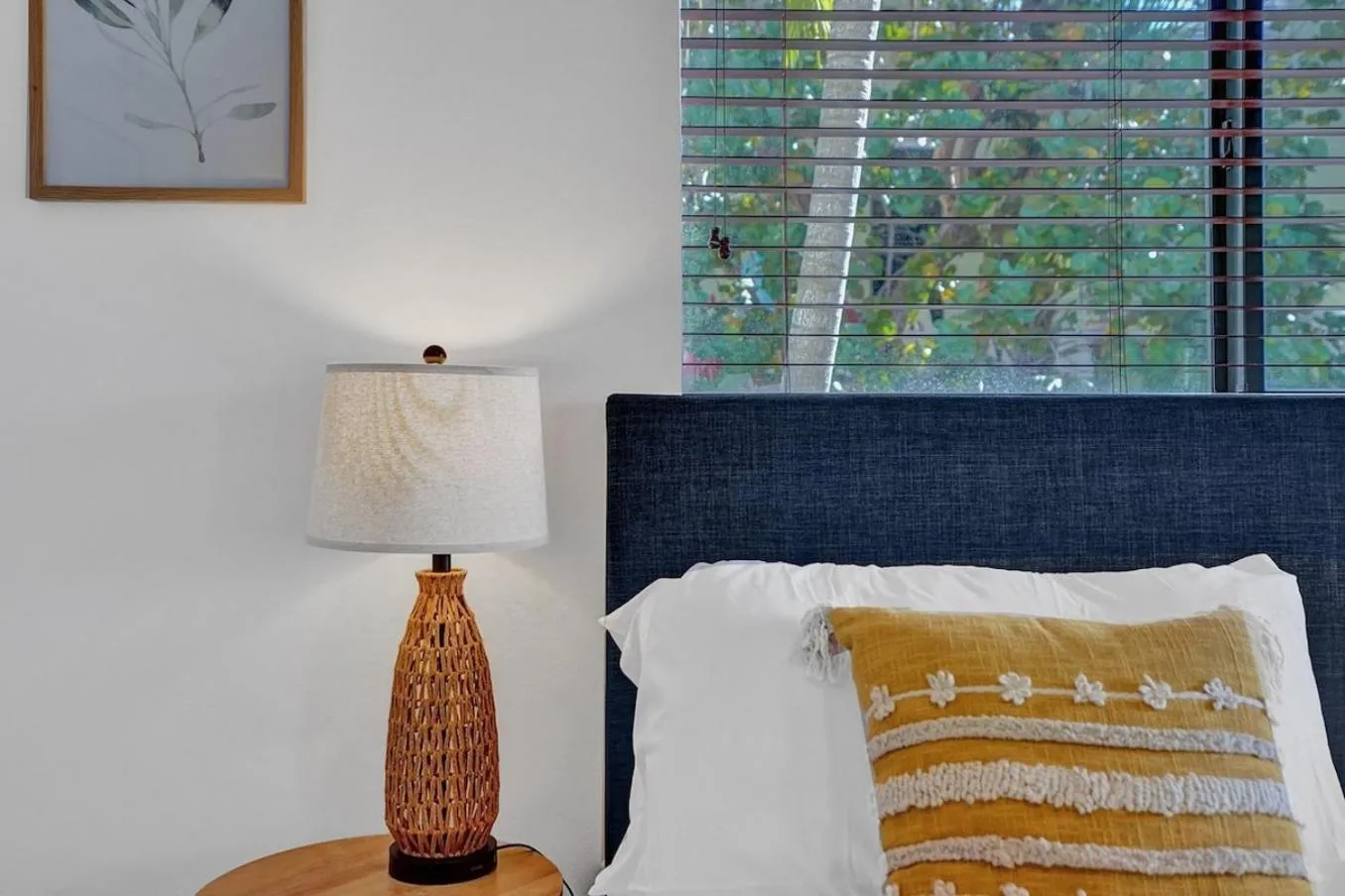 Bed in Waves On Walnut - Beach Access