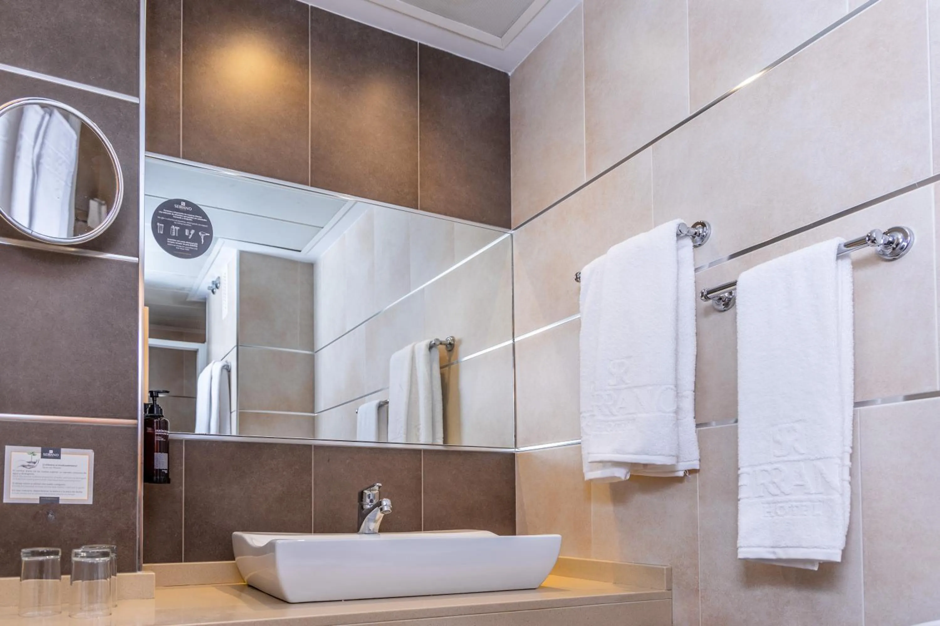 Bathroom in Hotel Serrano