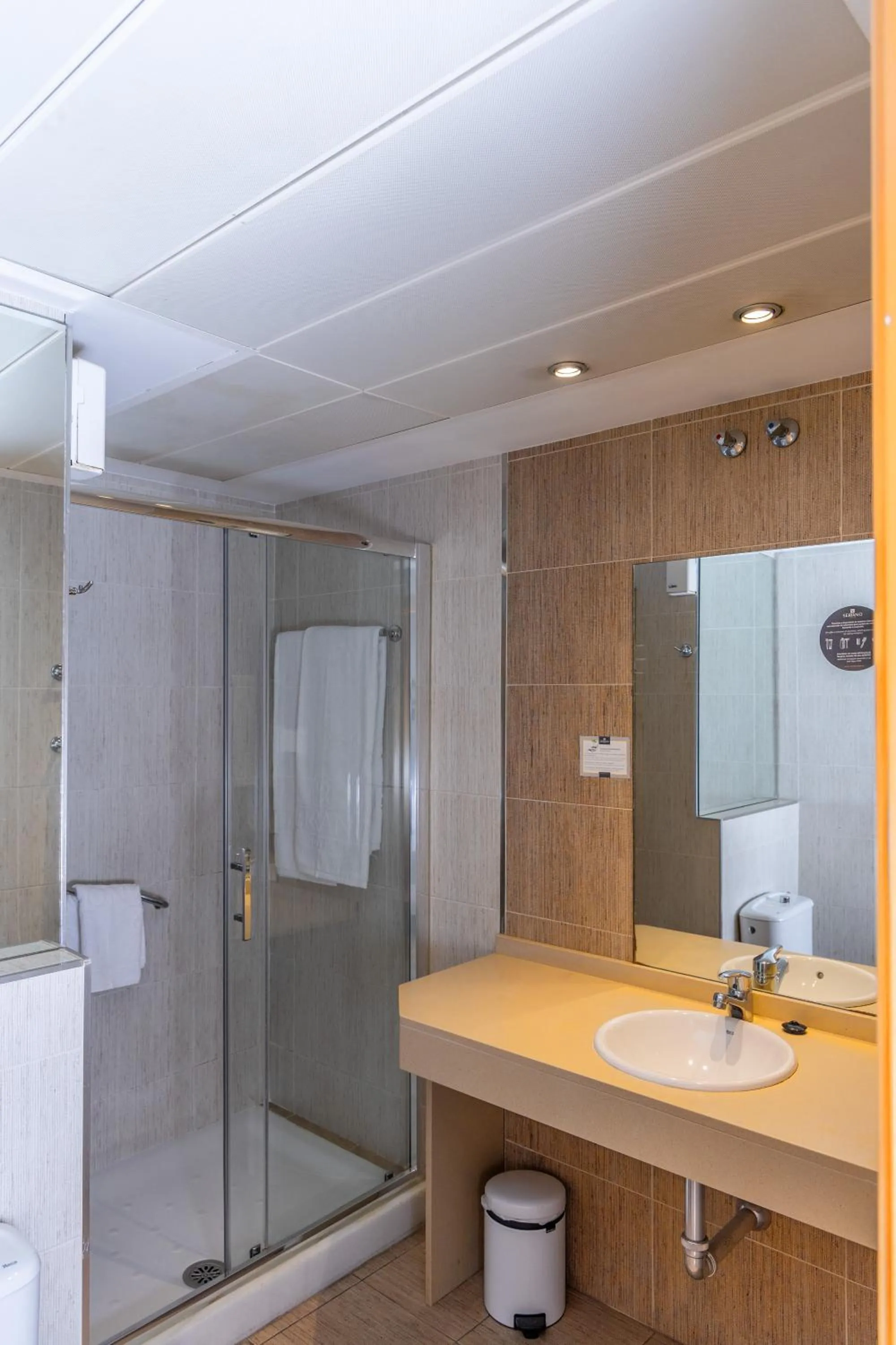 Bathroom in Hotel Serrano