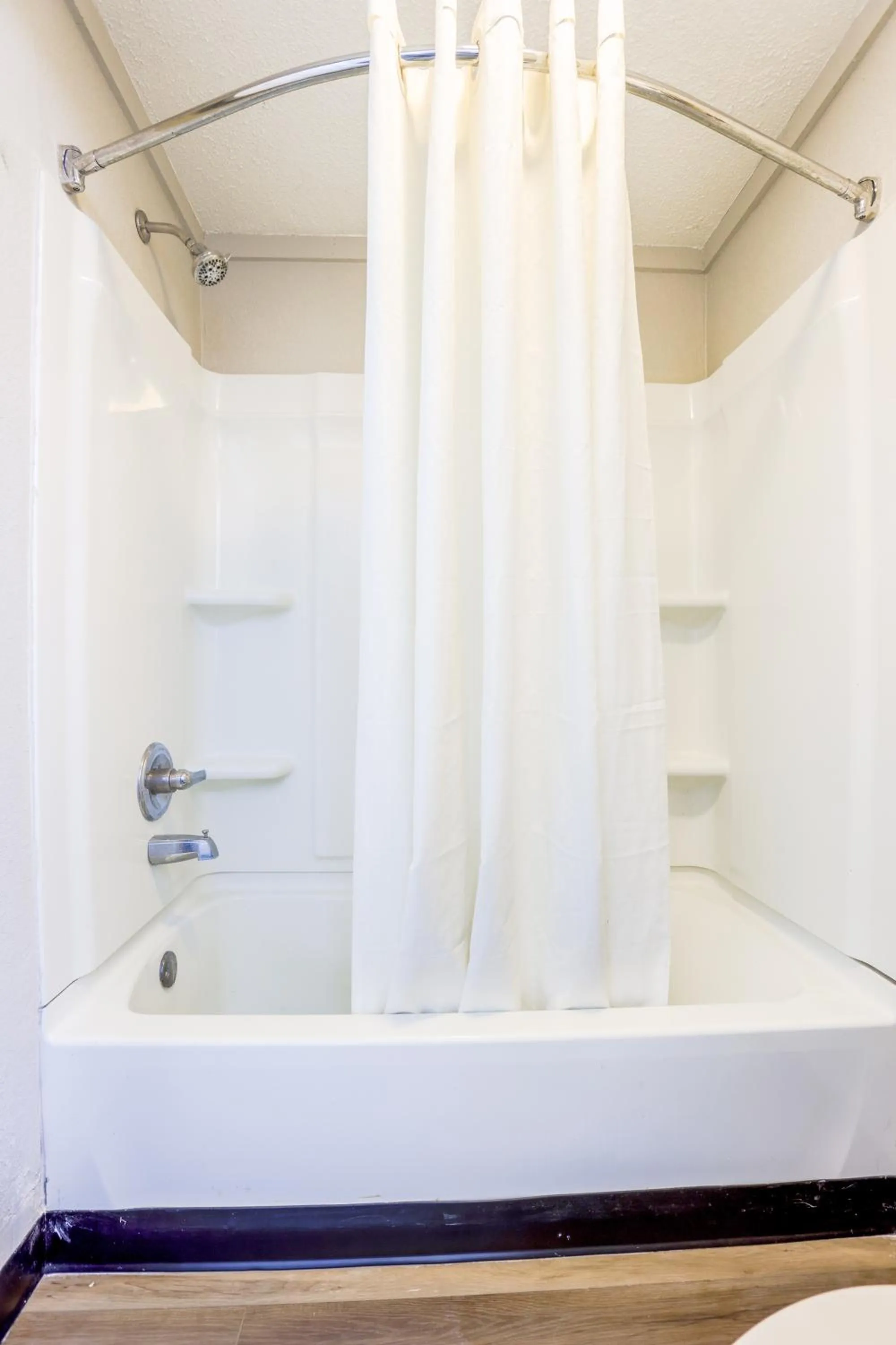 Bathroom in Cozy Garden Inn By OYO Hwy 40 Richmond