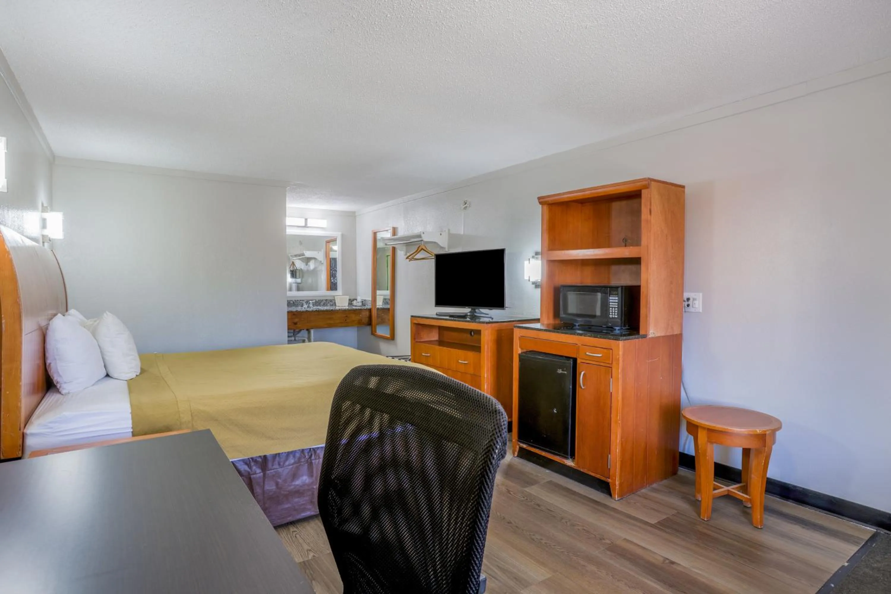 Bedroom in Cozy Garden Inn By OYO Hwy 40 Richmond