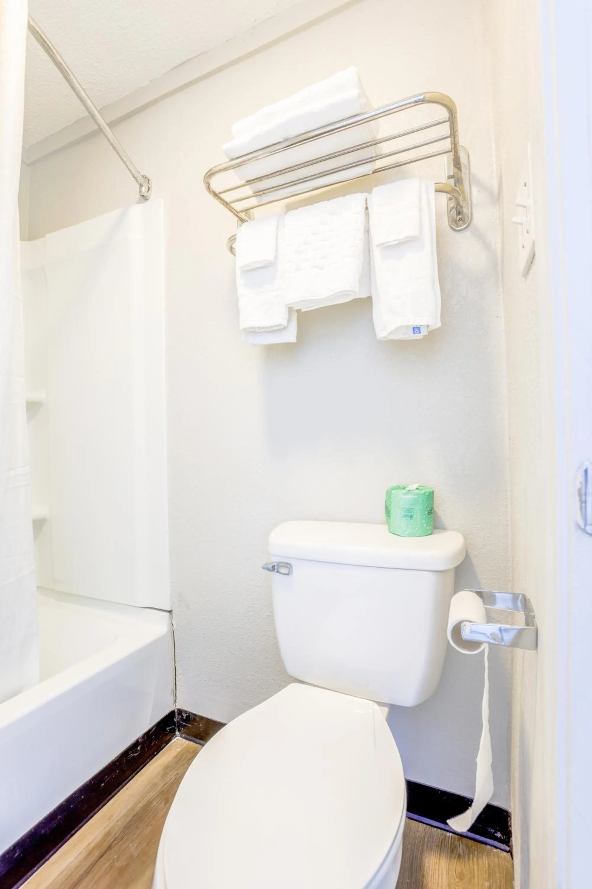 Bathroom in Cozy Garden Inn By OYO Hwy 40 Richmond