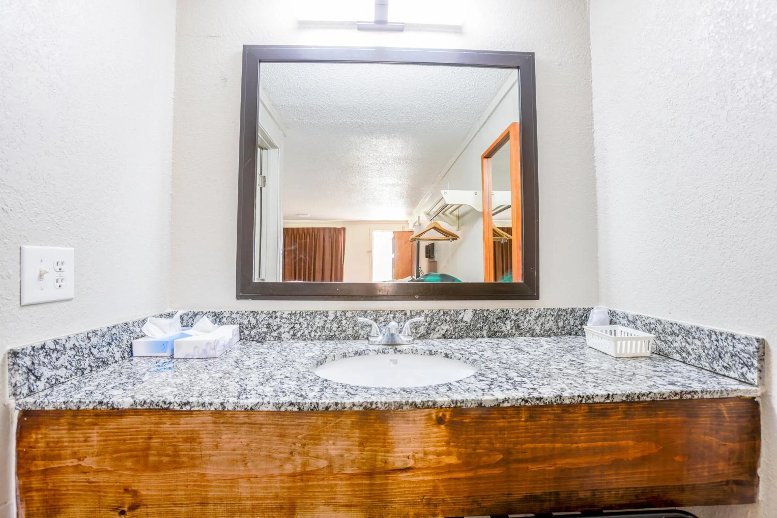 Bathroom in Cozy Garden Inn By OYO Hwy 40 Richmond