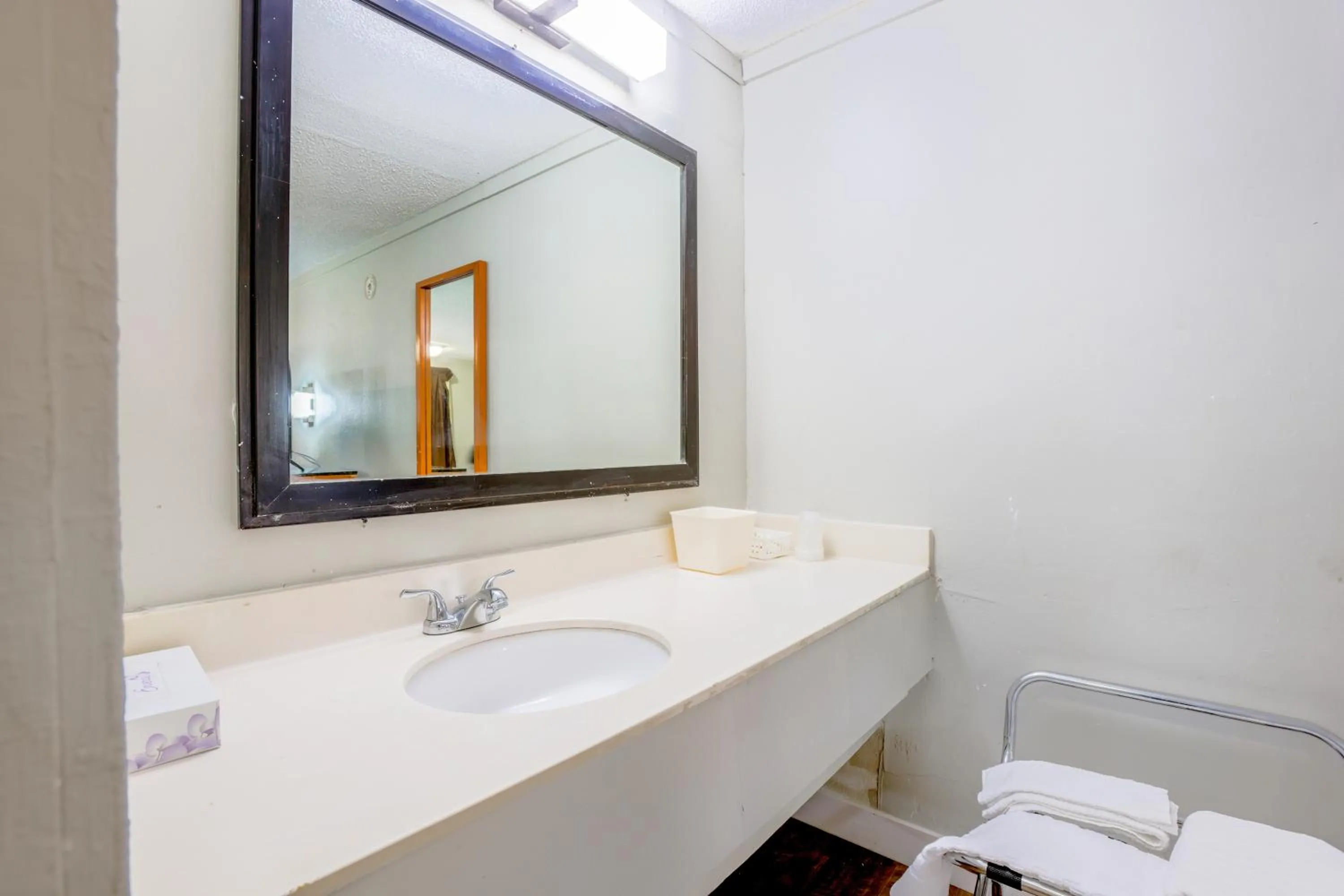 Bathroom in Cozy Garden Inn By OYO Hwy 40 Richmond