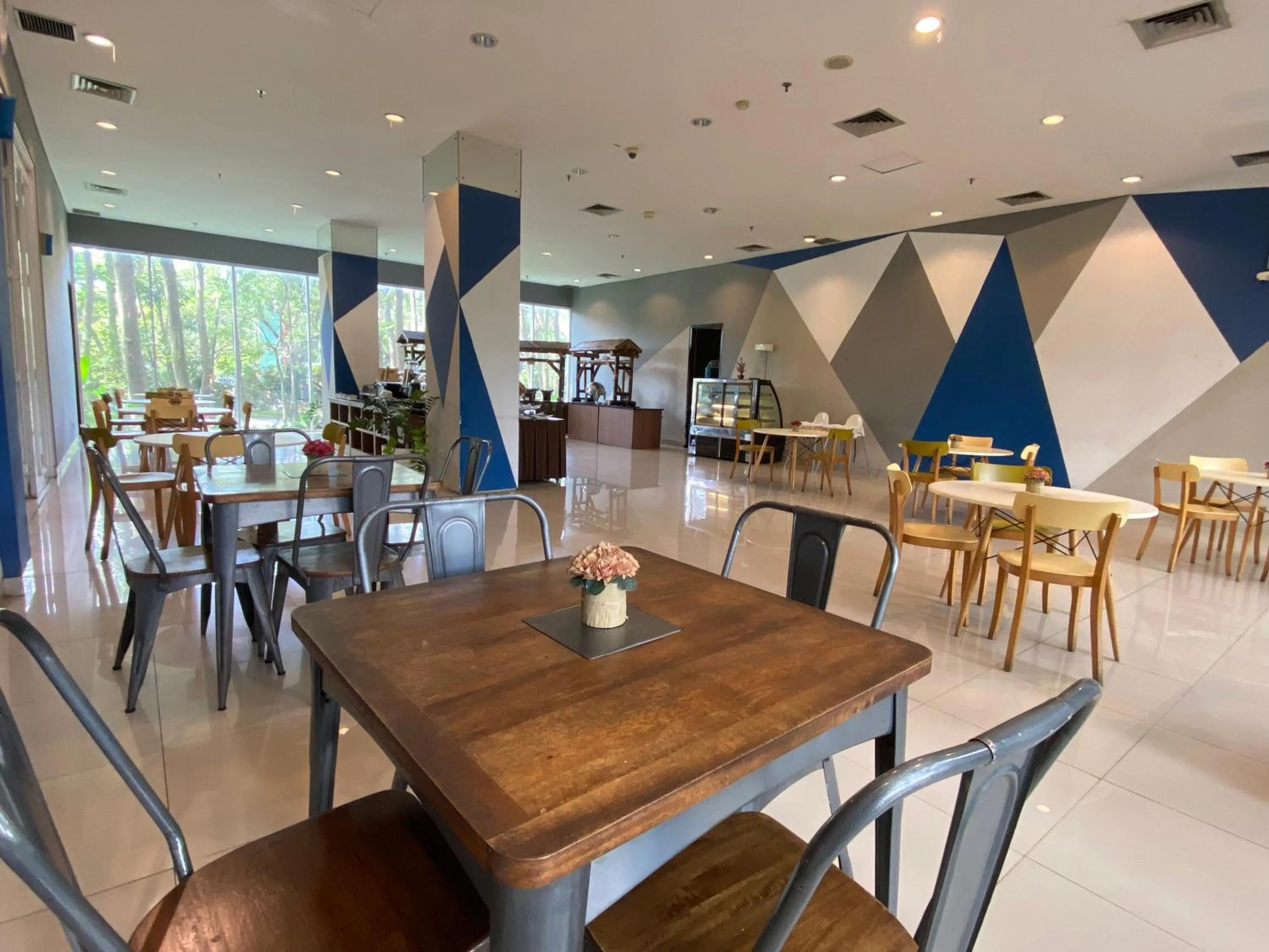 Restaurant/places to eat in Ispi Hotel Cikarang Festival