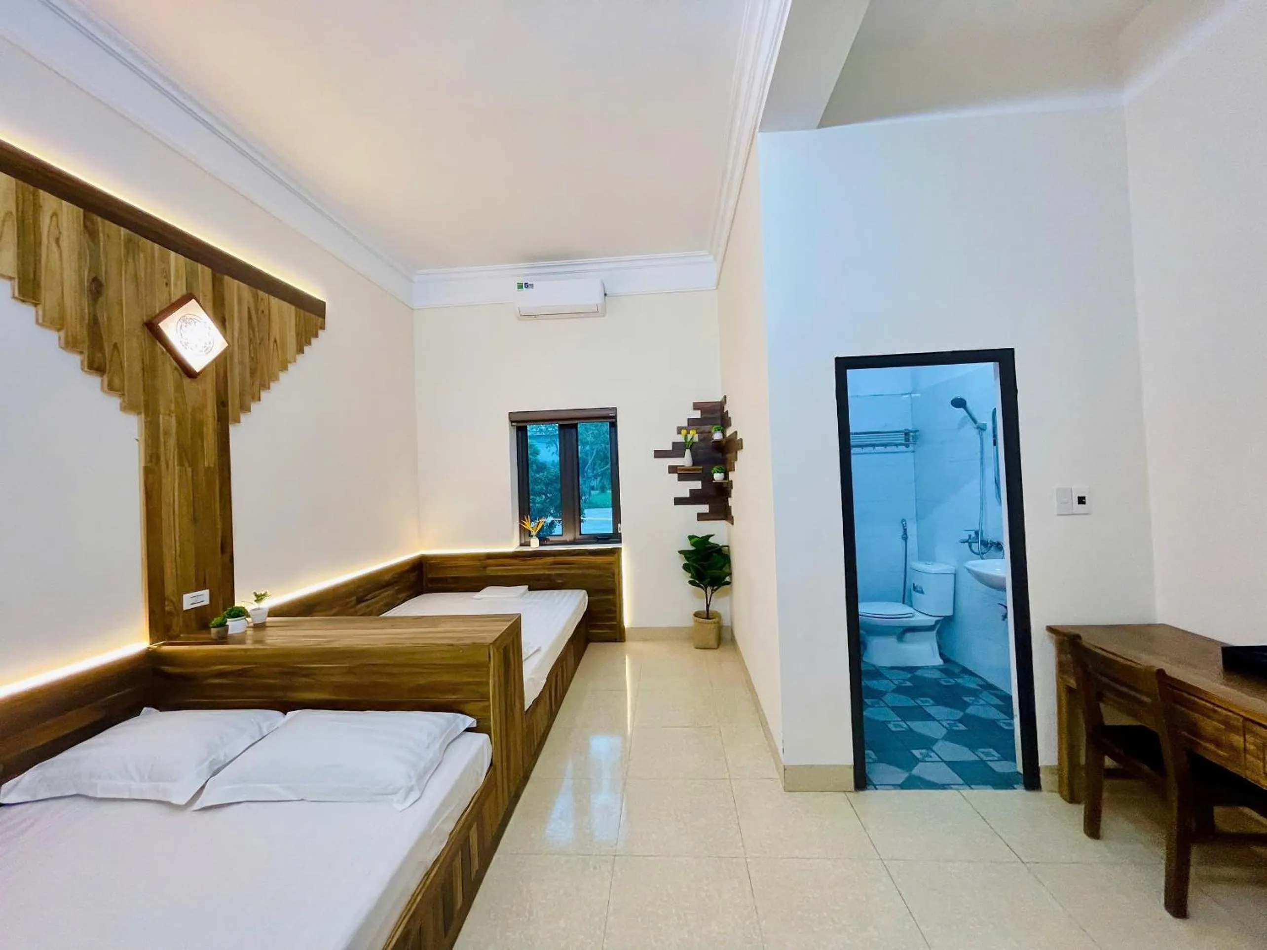 Shower, Bed in Hoa Lu Garden Resort