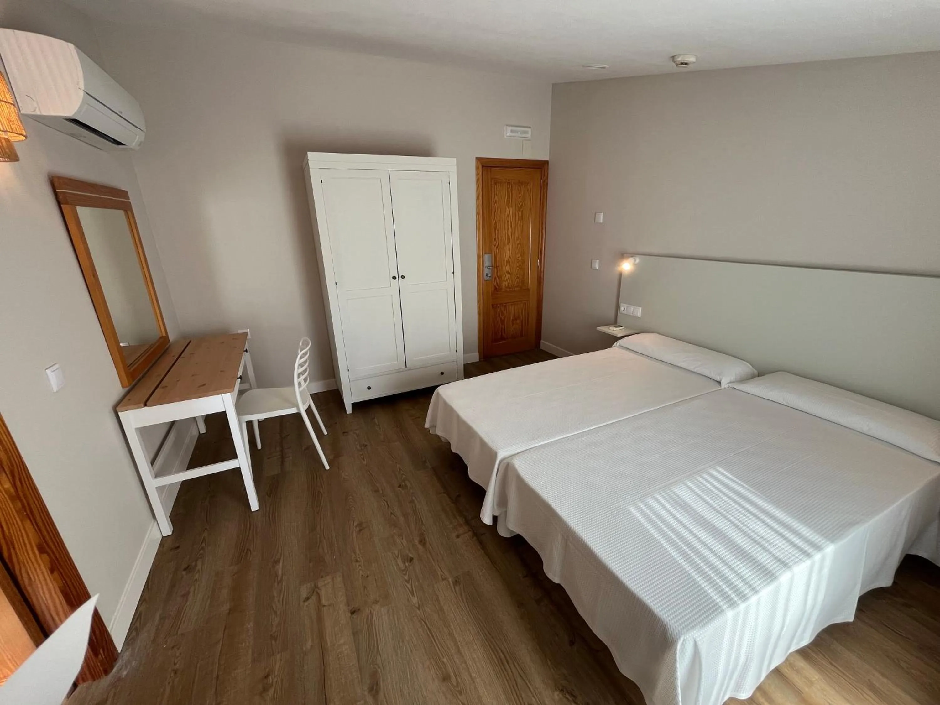 Bedroom, Bed in Aparthotel Bahia Pinosol