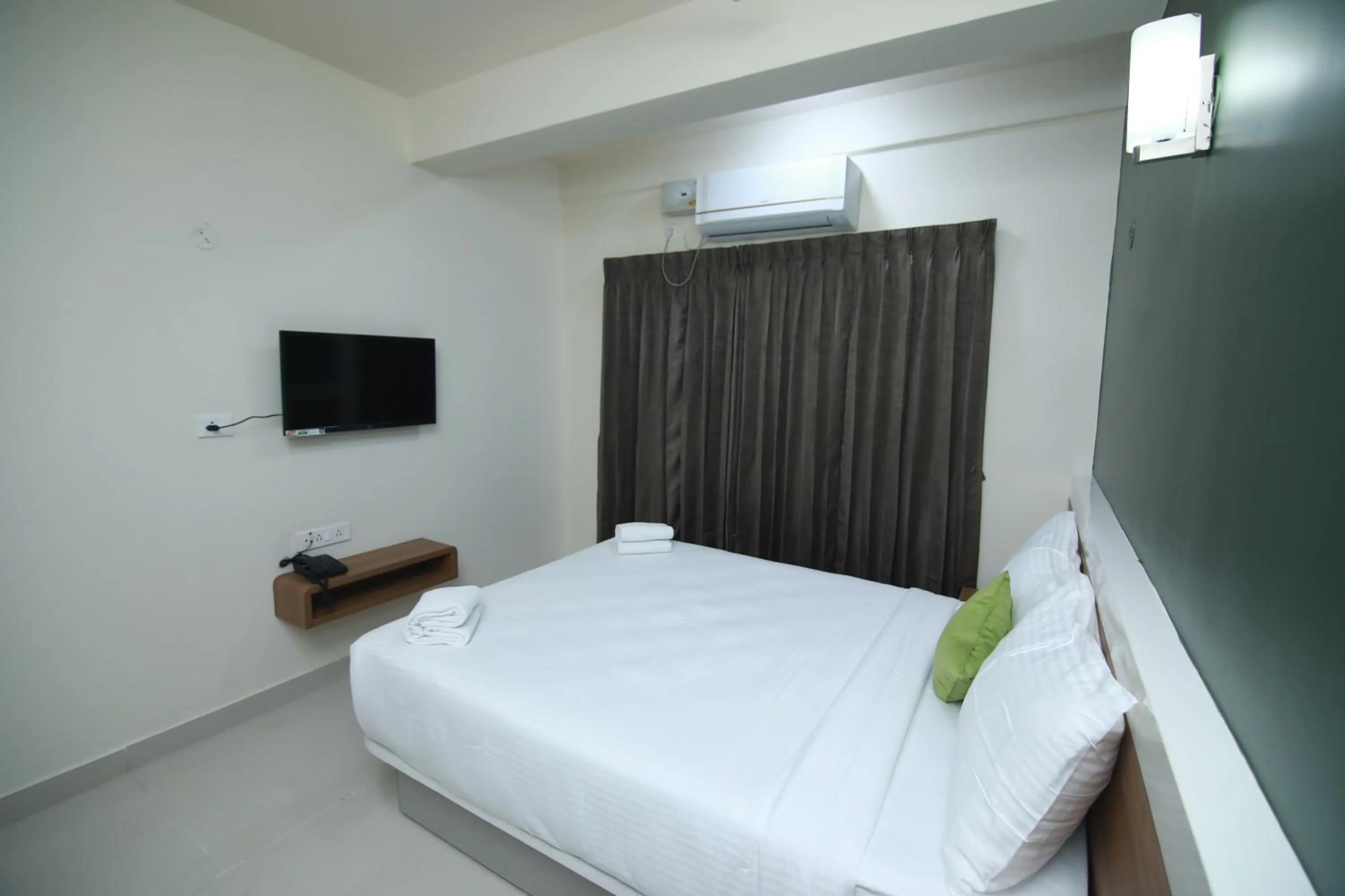 Bedroom, Bed in Hotel Royal Blooms