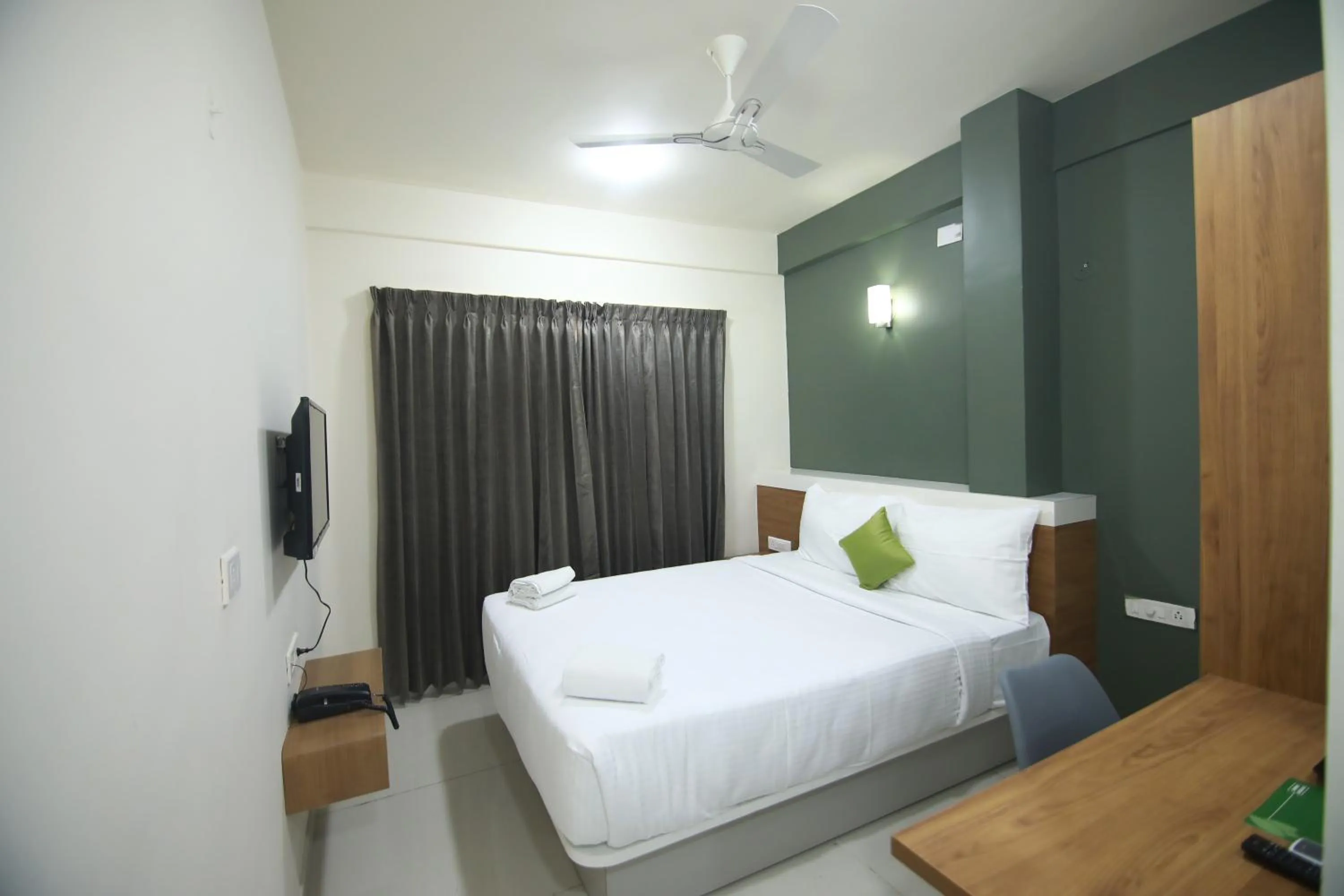 Bedroom, Bed in Hotel Royal Blooms