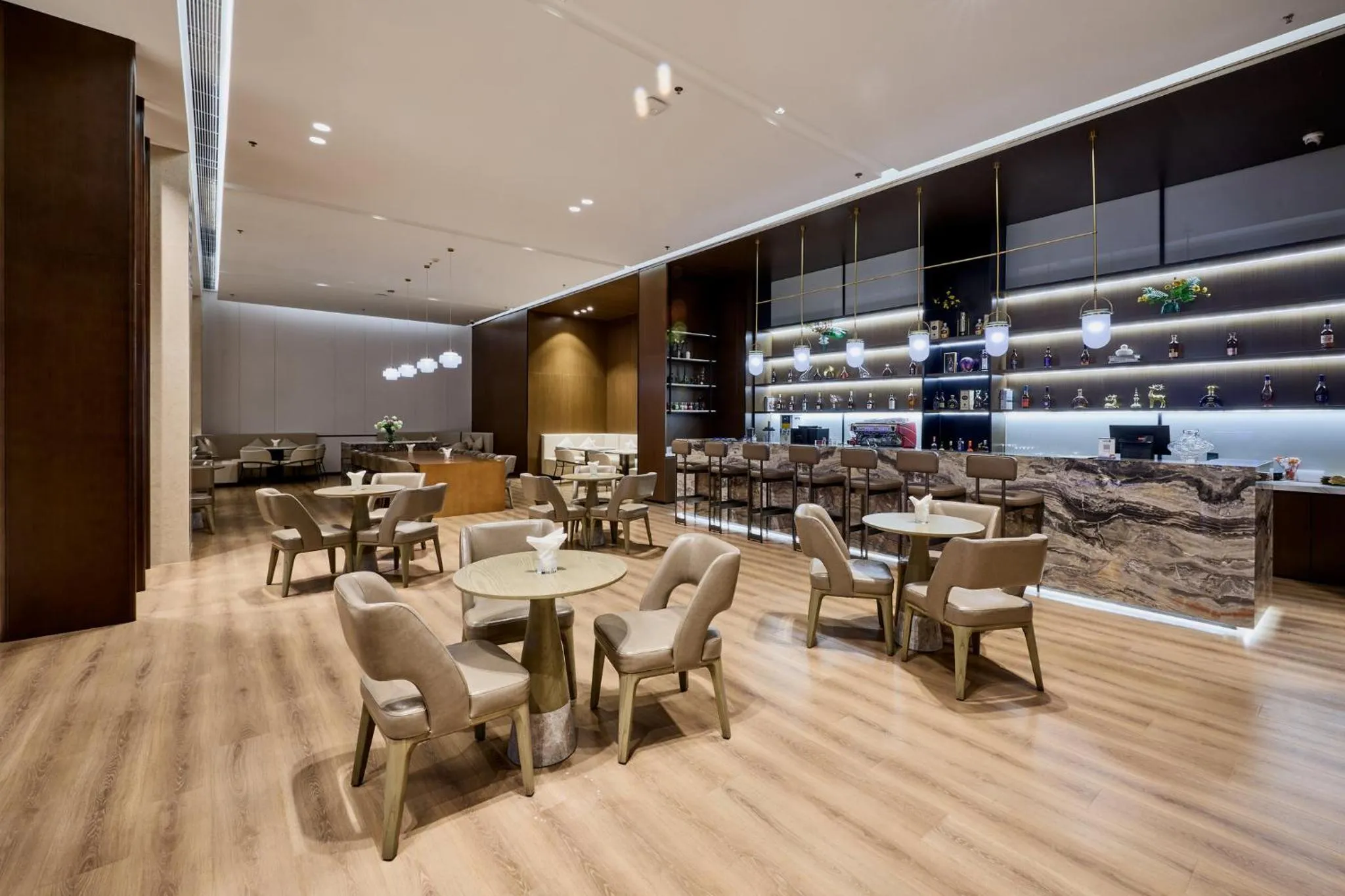 Lounge or bar in Crowne Plaza Phnom Penh by IHG 金边皇冠假日酒店 Former VM Hotel