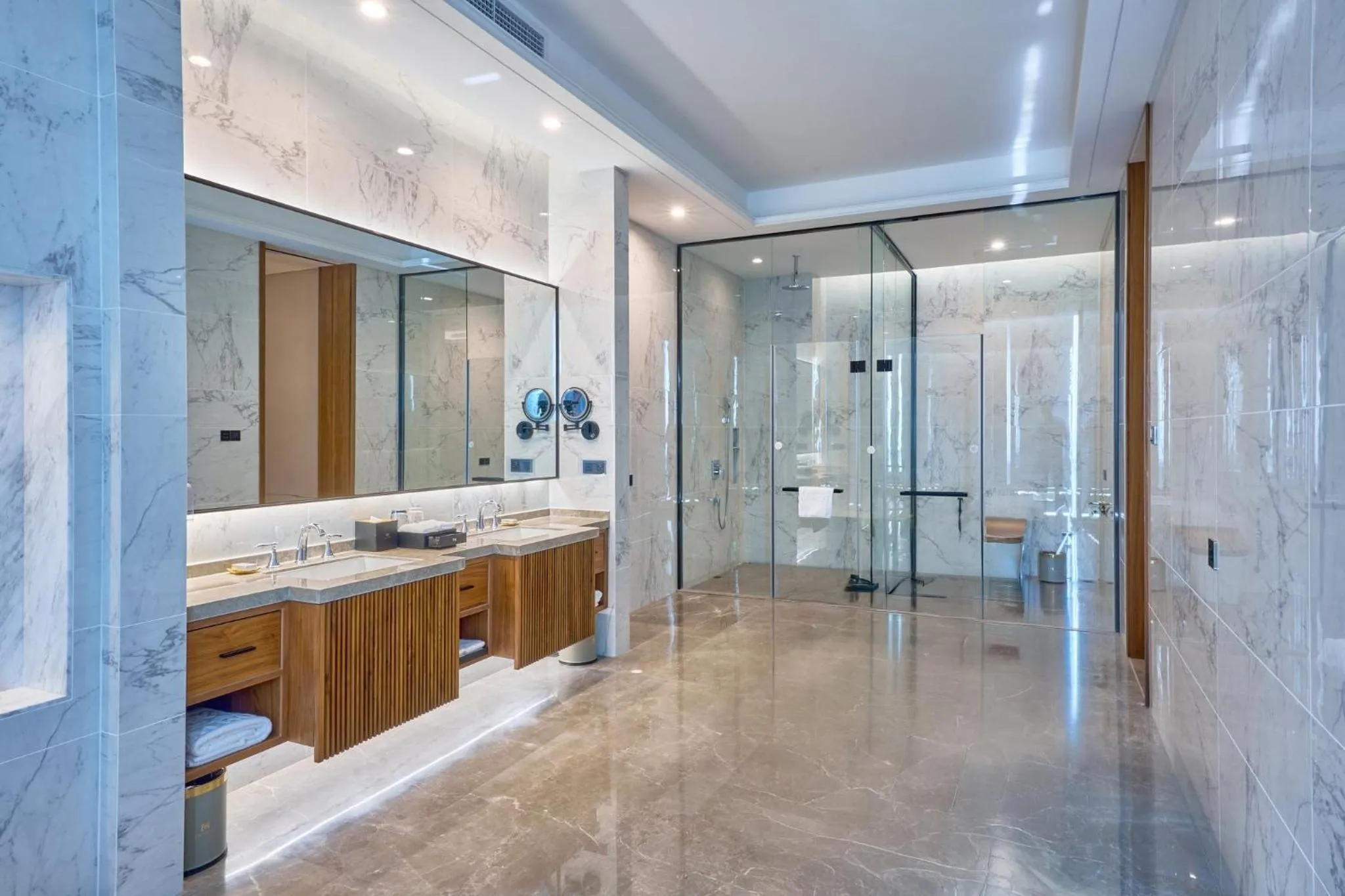 Bathroom in Crowne Plaza Phnom Penh by IHG 金边皇冠假日酒店 Former VM Hotel