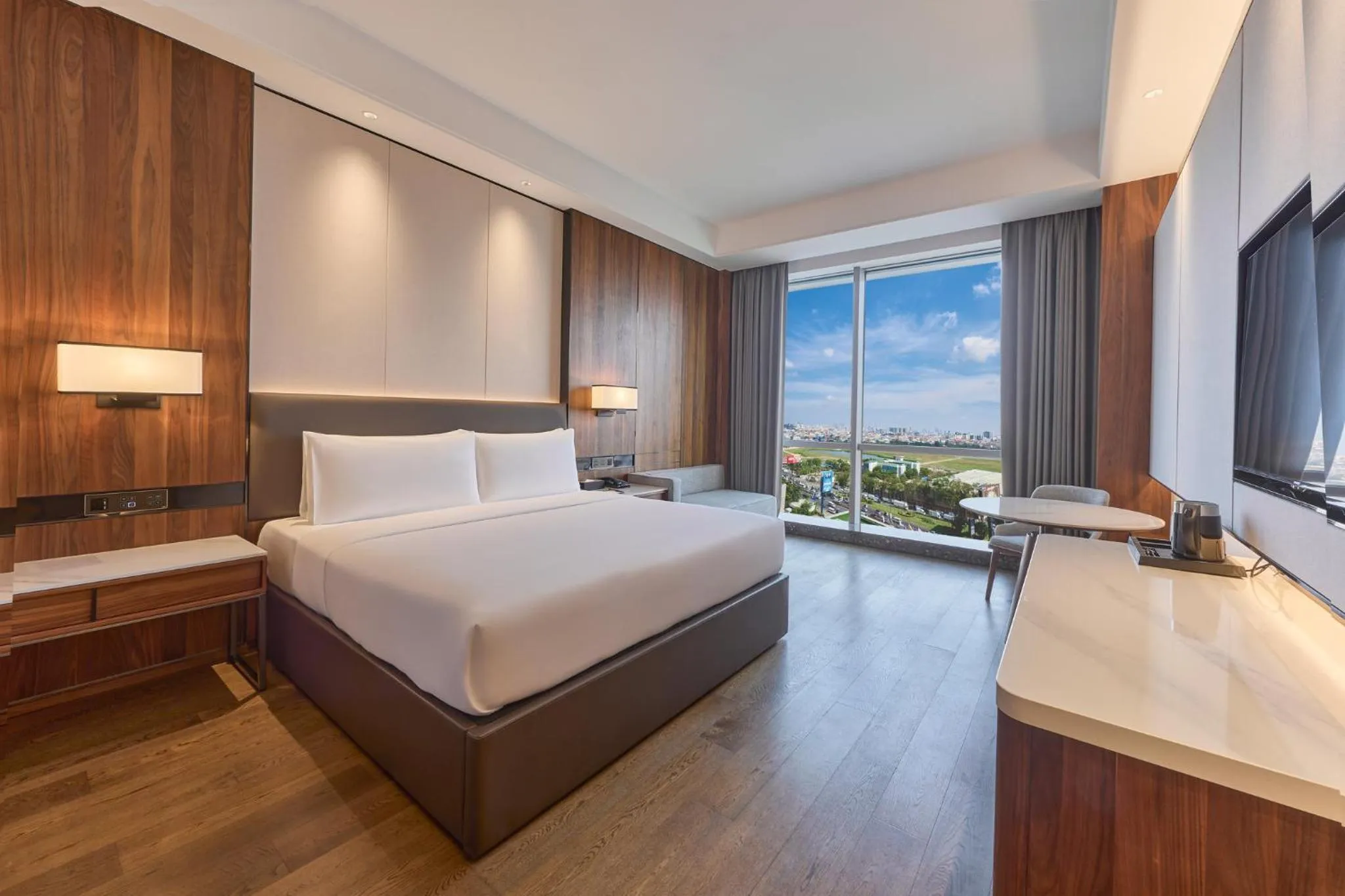 Photo of the whole room, Bed in Crowne Plaza Phnom Penh by IHG 金边皇冠假日酒店 Former VM Hotel