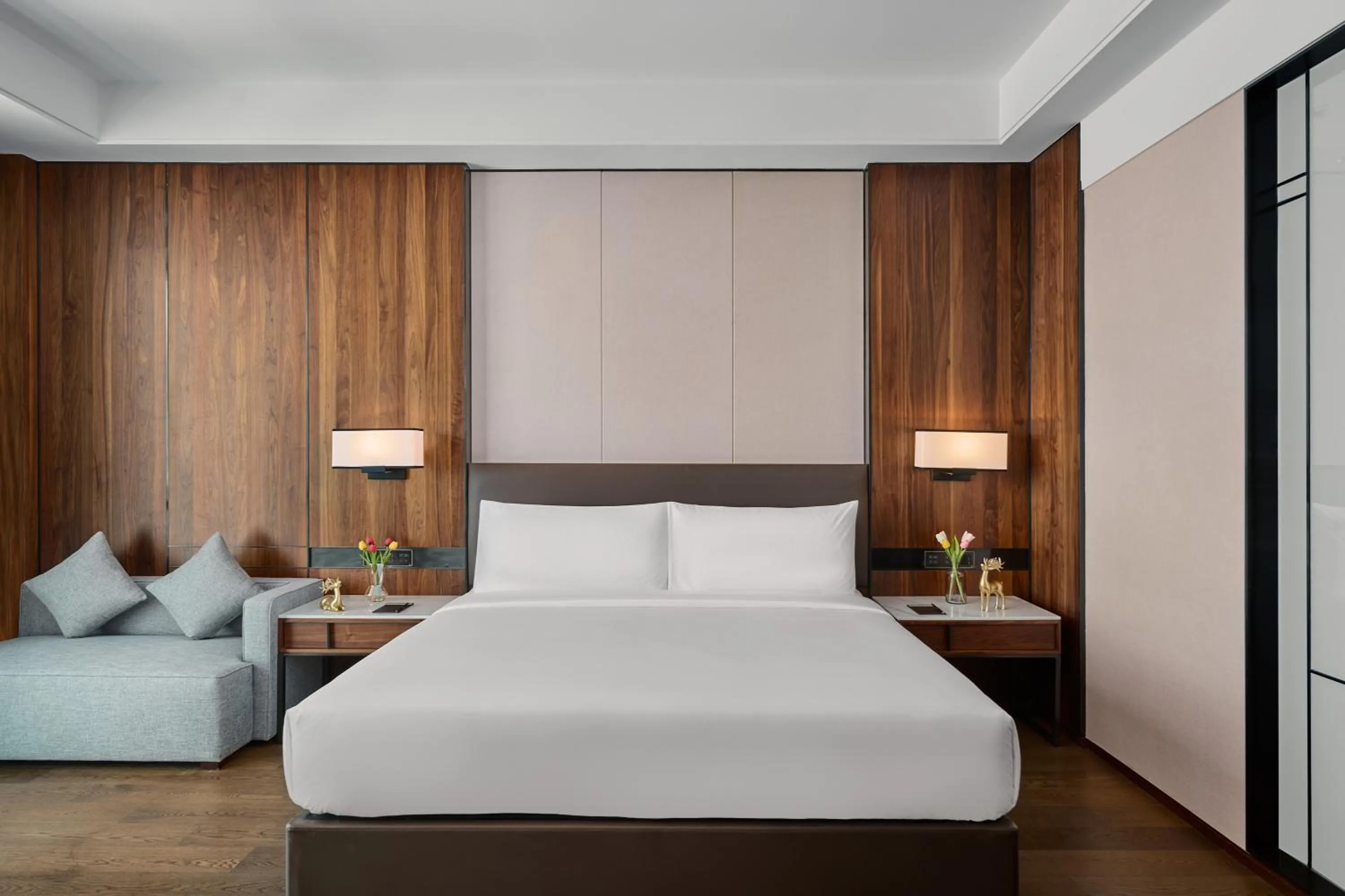 Bedroom, Bed in Crowne Plaza Phnom Penh by IHG 金边皇冠假日酒店 Former VM Hotel