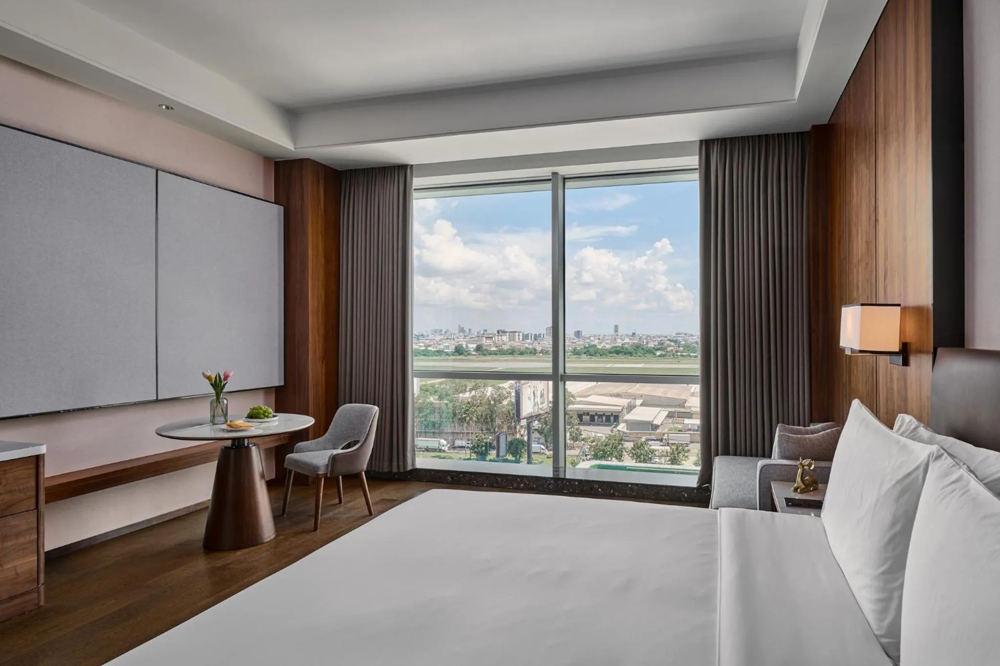 Photo of the whole room, Bed in Crowne Plaza Phnom Penh by IHG 金边皇冠假日酒店 Former VM Hotel