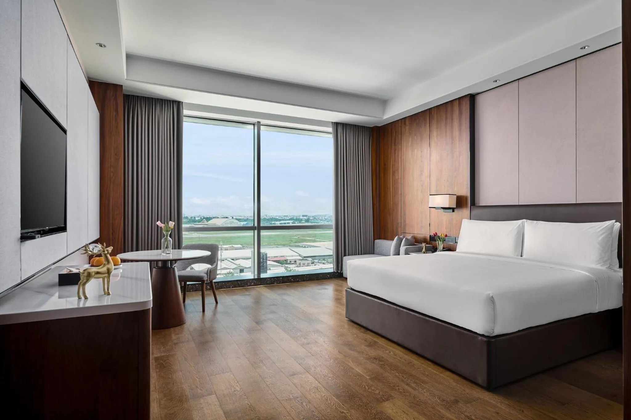 Photo of the whole room, Bed in Crowne Plaza Phnom Penh by IHG 金边皇冠假日酒店 Former VM Hotel