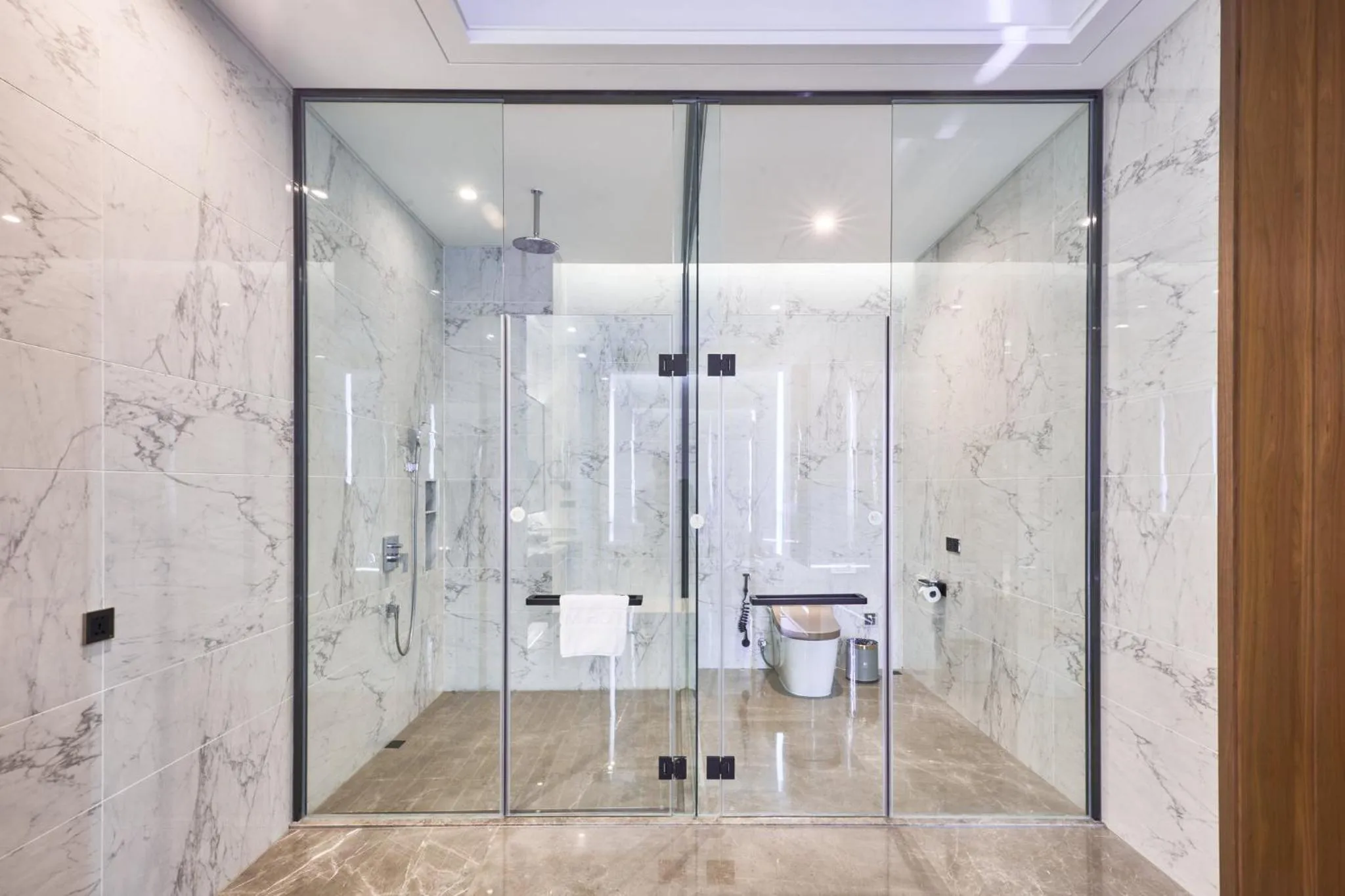 Bathroom in Crowne Plaza Phnom Penh by IHG 金边皇冠假日酒店 Former VM Hotel