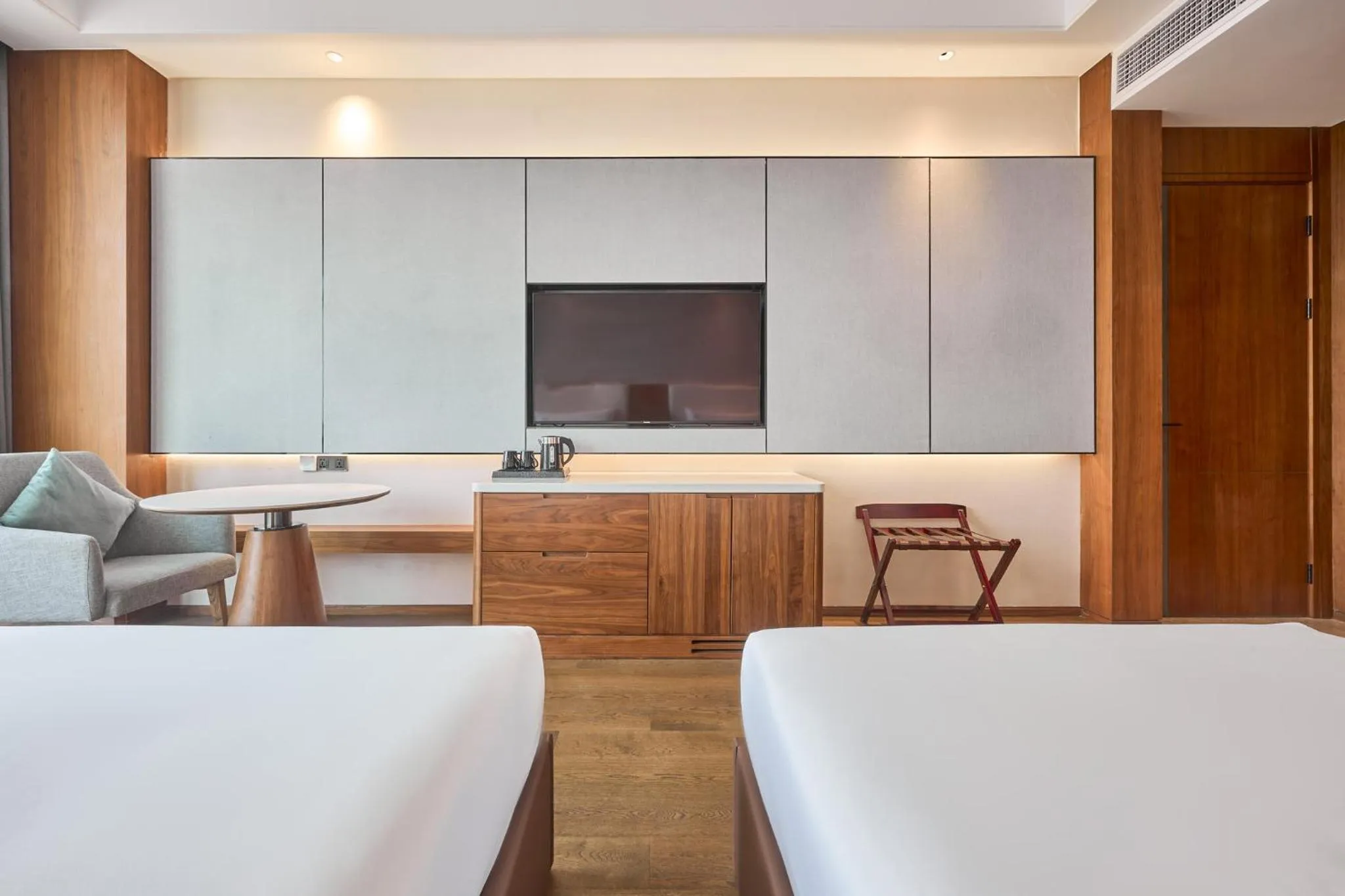 Photo of the whole room, Bed in Crowne Plaza Phnom Penh by IHG 金边皇冠假日酒店 Former VM Hotel