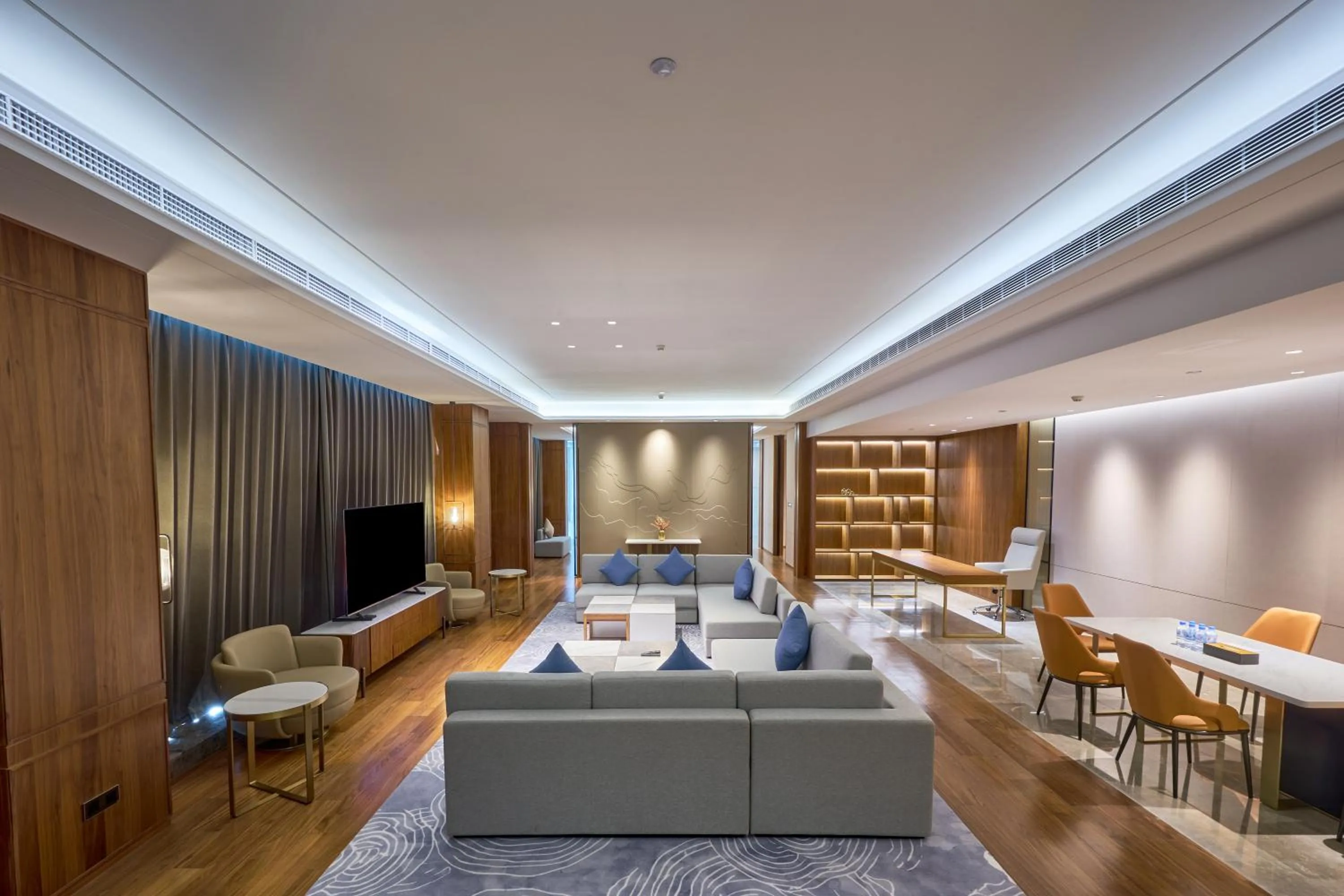 Living room, Bed in Crowne Plaza Phnom Penh by IHG 金边皇冠假日酒店 Former VM Hotel