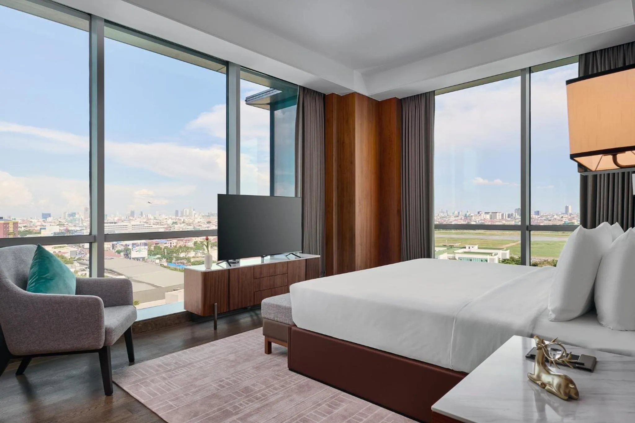 Photo of the whole room, Bed in Crowne Plaza Phnom Penh by IHG 金边皇冠假日酒店 Former VM Hotel