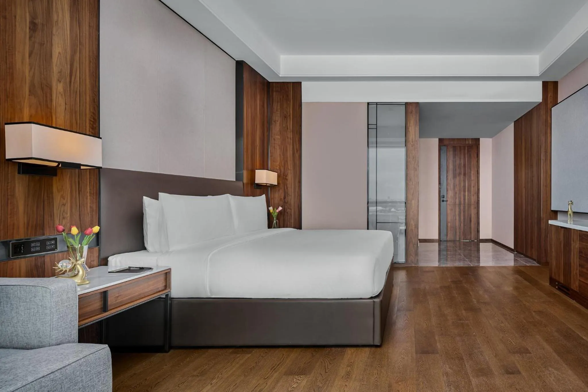 Photo of the whole room, Bed in Crowne Plaza Phnom Penh by IHG 金边皇冠假日酒店 Former VM Hotel