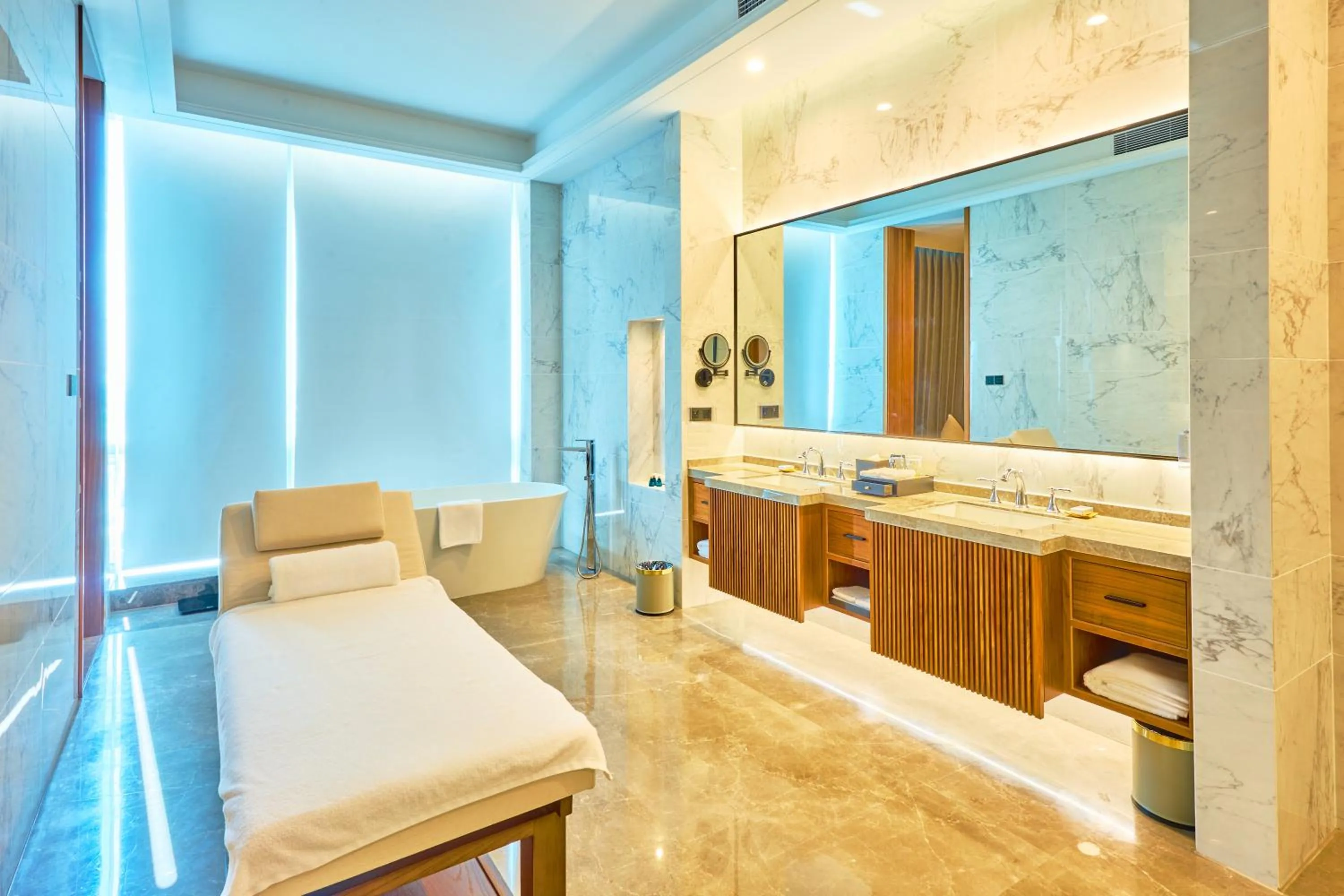 Bathroom in Crowne Plaza Phnom Penh by IHG 金边皇冠假日酒店 Former VM Hotel