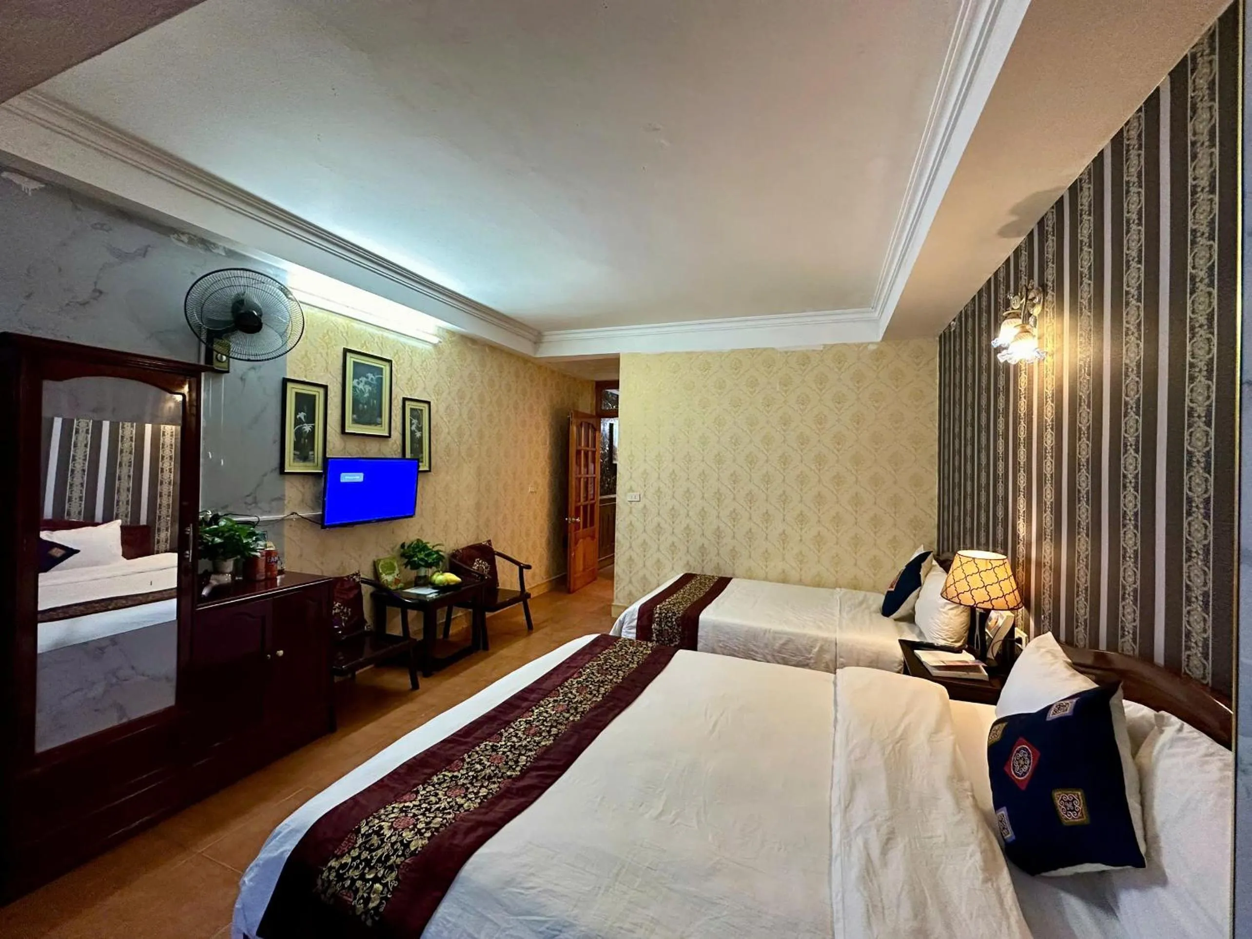 Communal lounge/ TV room, Bed in Hà Giang Hotel Sapa