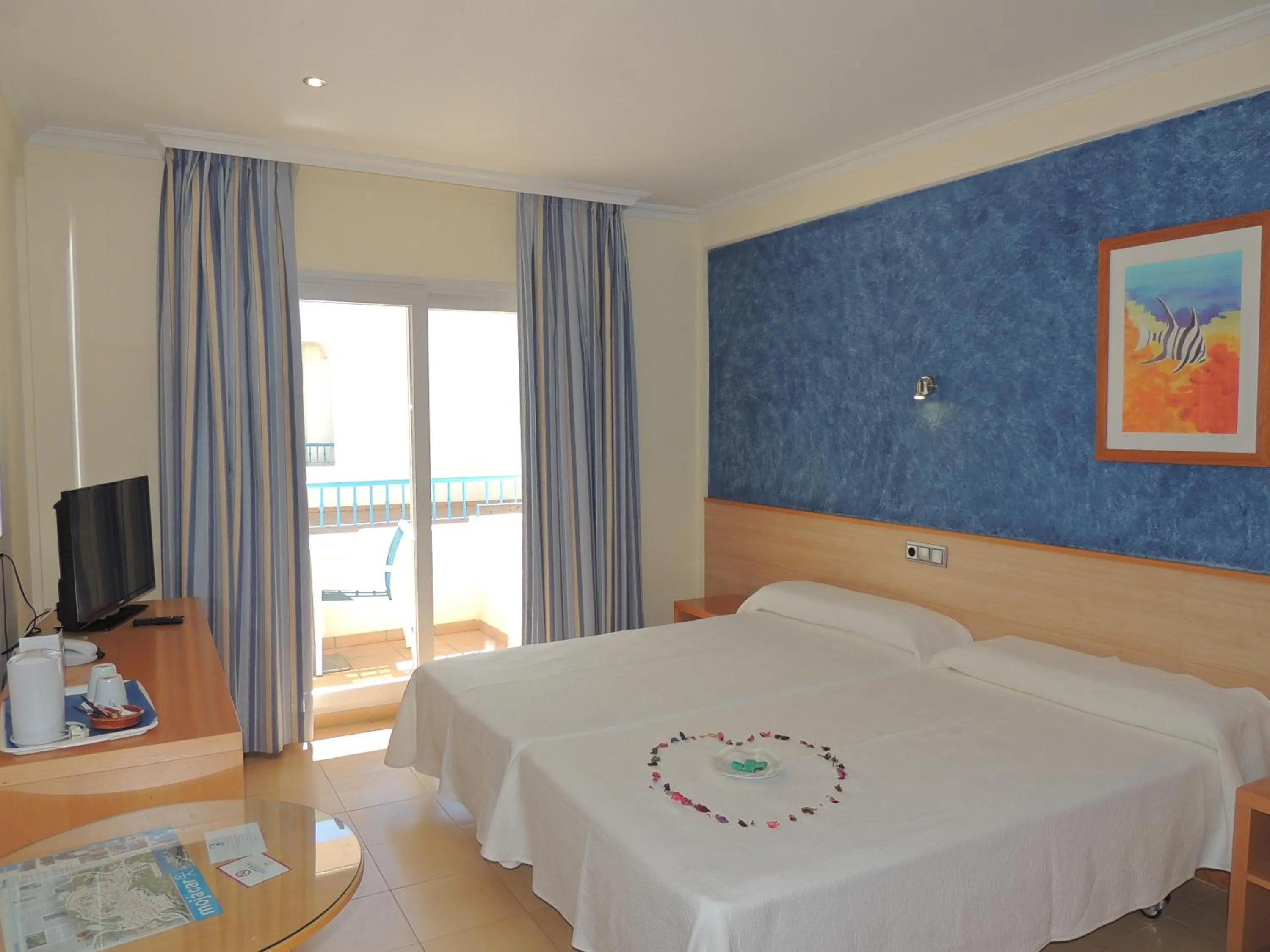 Photo of the whole room, Bed in Hotel Punta del Cantal