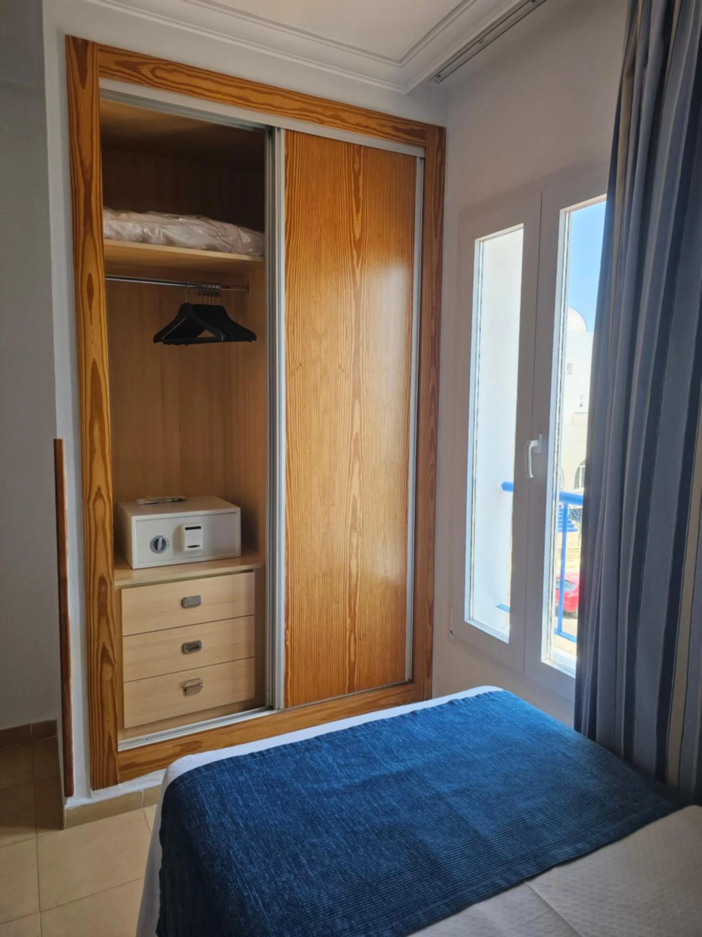 wardrobe, Bed in Hotel Punta del Cantal