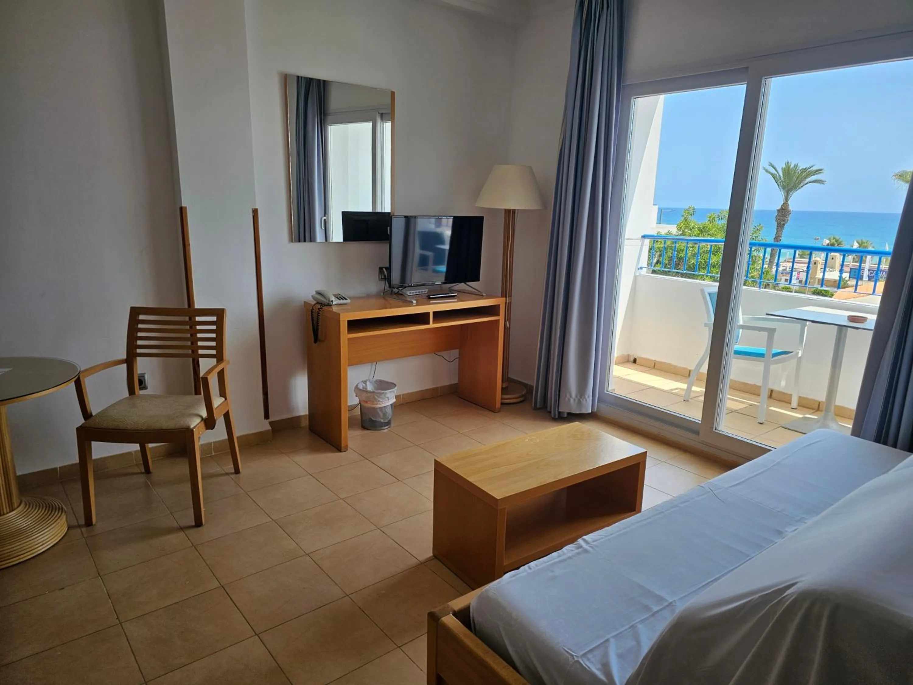 Communal lounge/ TV room, Bed in Hotel Punta del Cantal